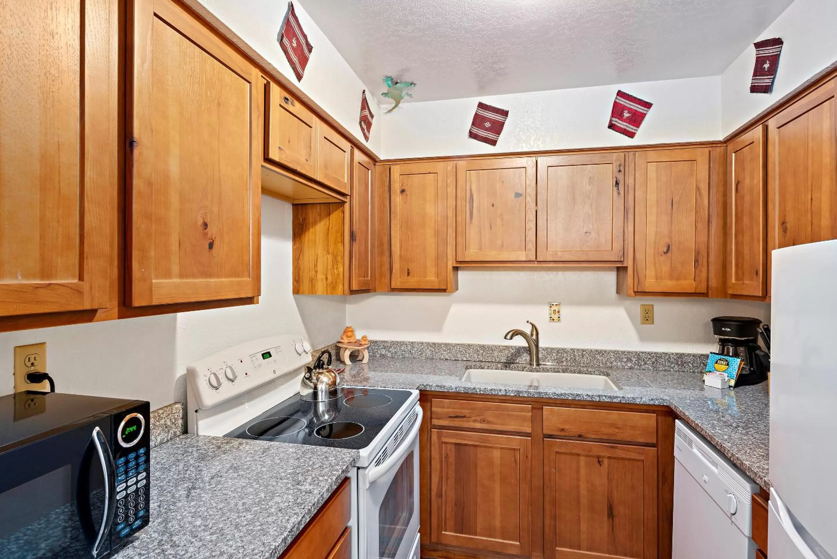 Kitchen or kitchenette in Fort Marcy Suites by All Seasons Resort Lodging