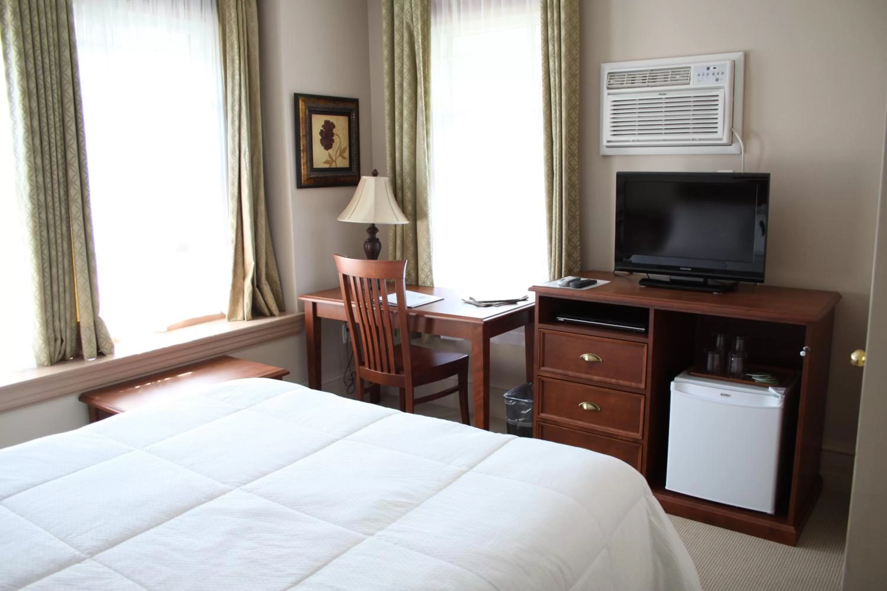 TV and multimedia, Bed in The Sonata Inn