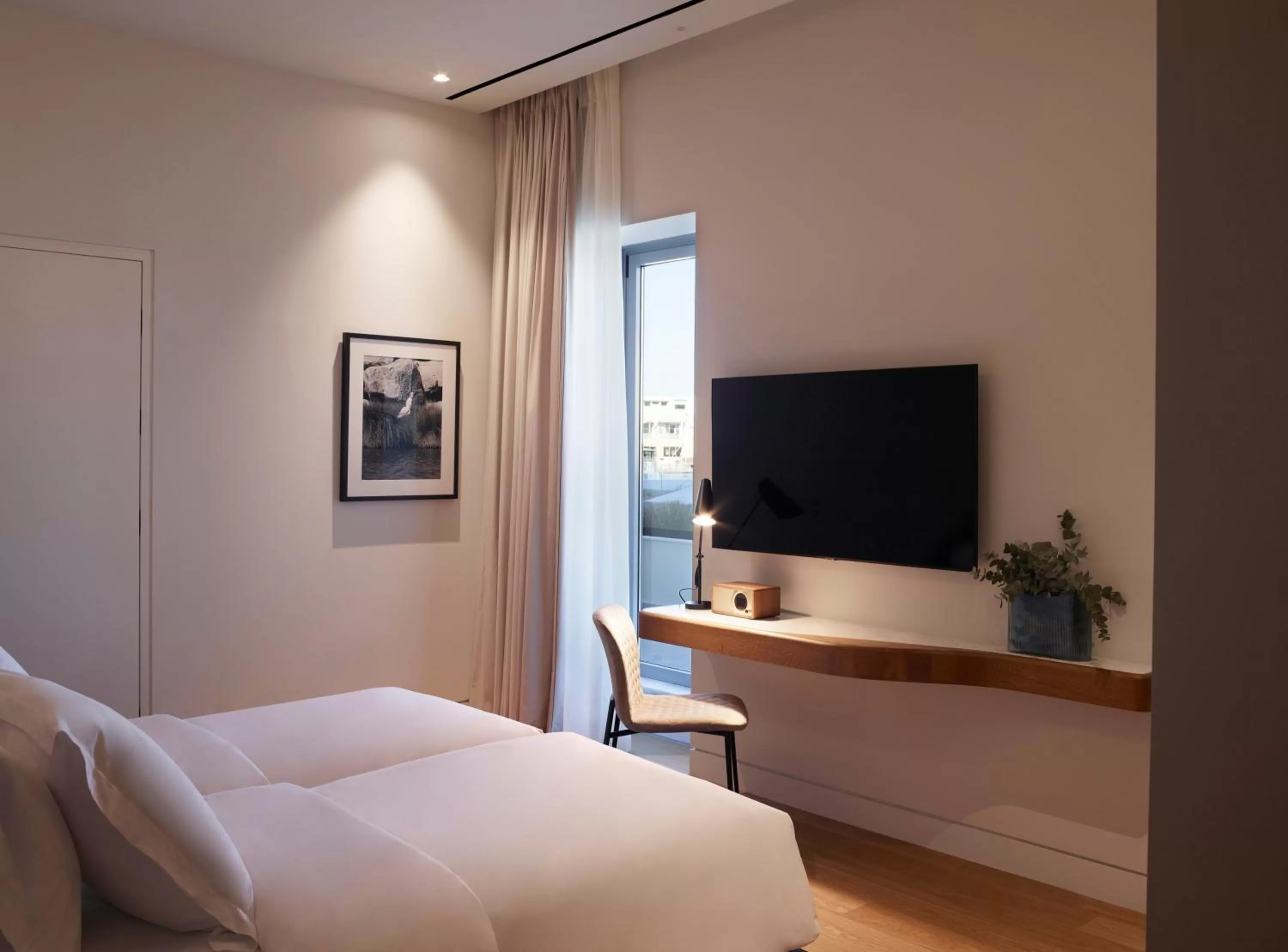 Bedroom, Bed in xenodocheio Milos