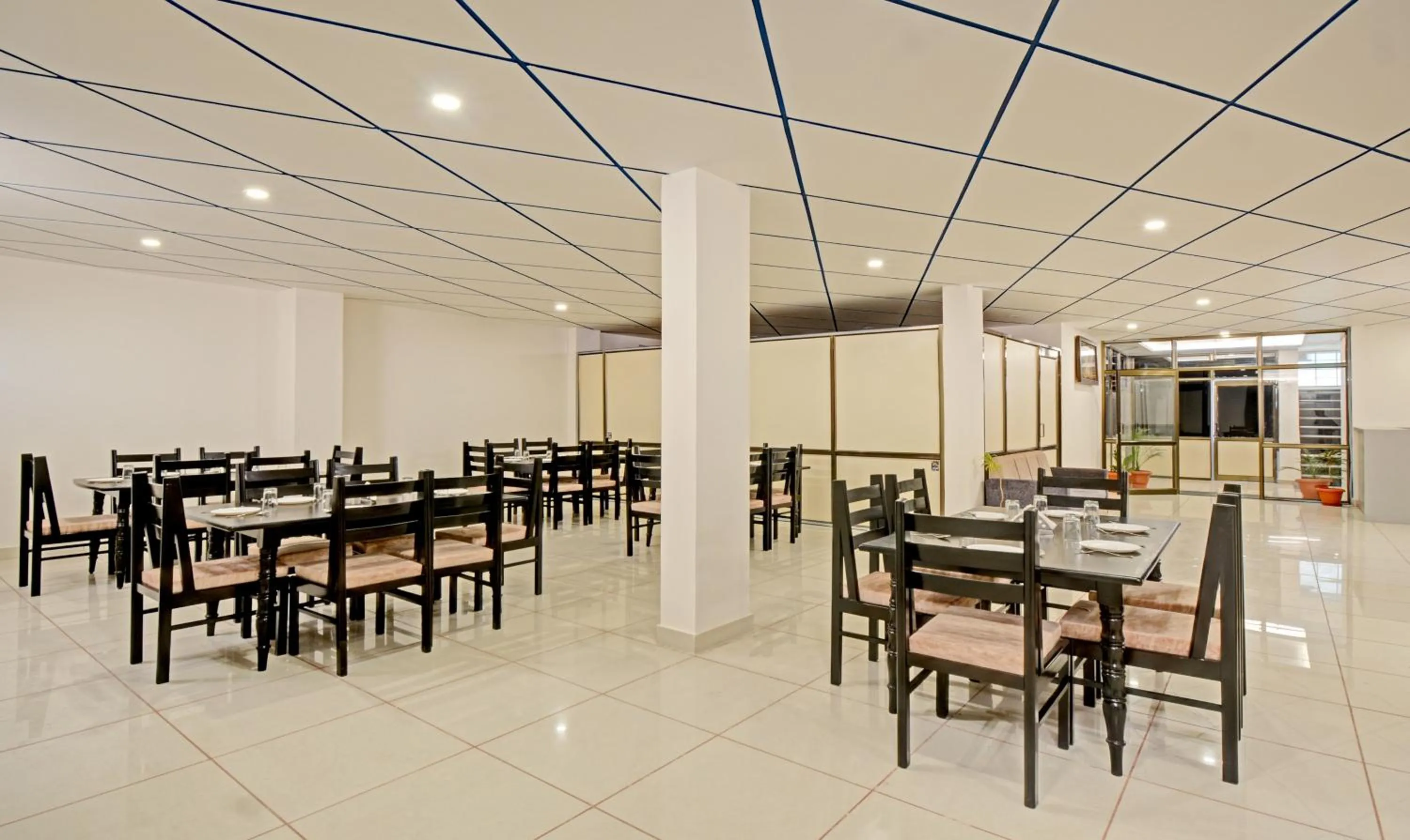 Restaurant/places to eat in Treebo Paras Raj Near City Palace