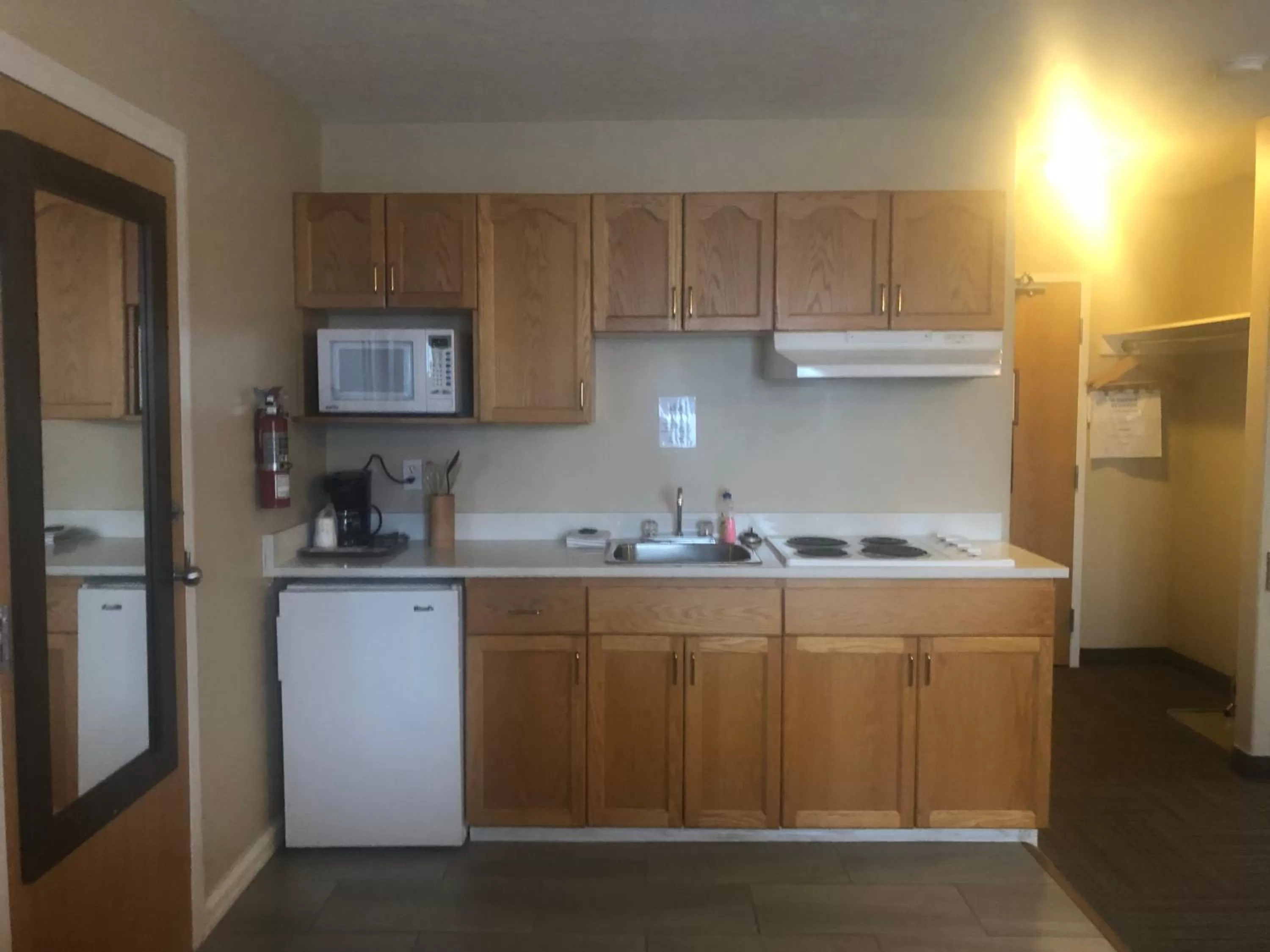 Kitchen or kitchenette in Days Inn by Wyndham Hinton