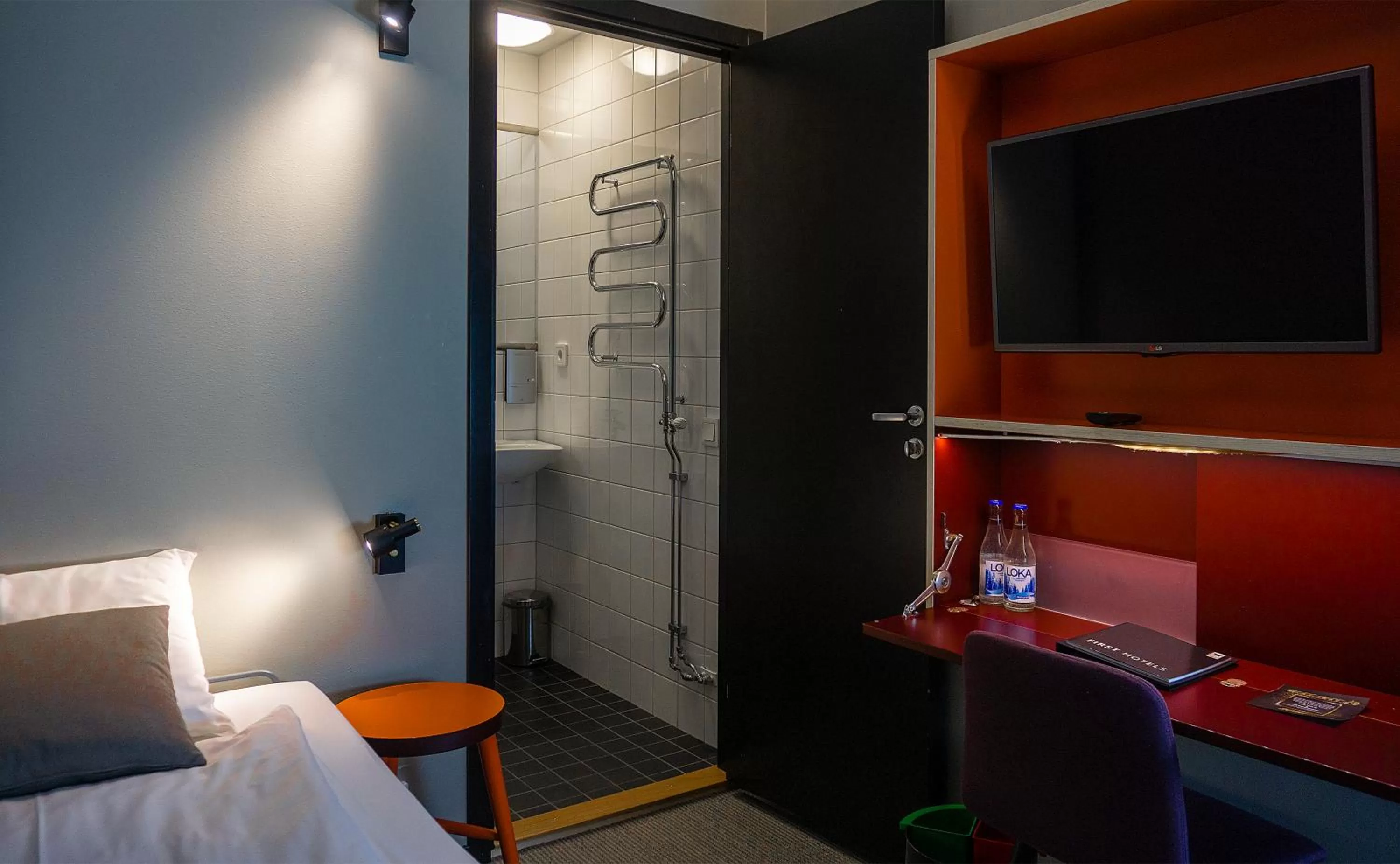 TV and multimedia, Bed in First Hotel Central