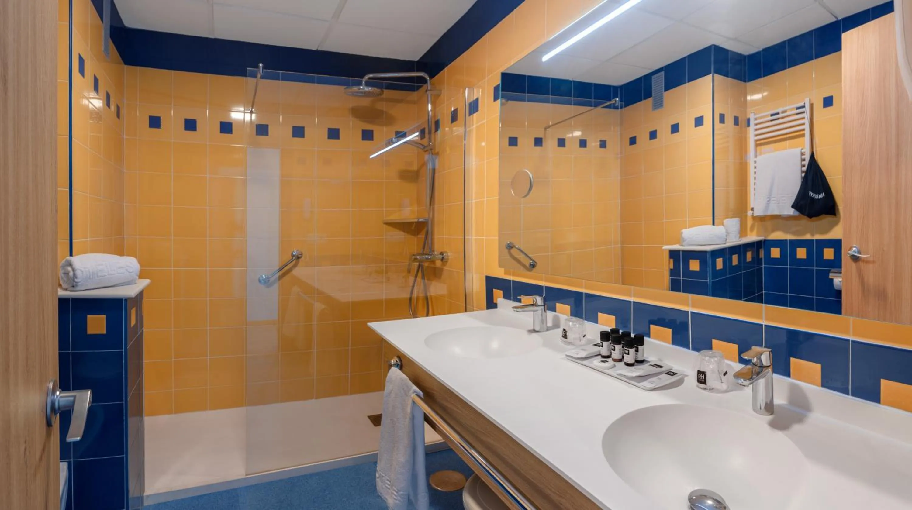 Deluxe Family Room with Sea View and Terrace (3 Adults + 2 Children) in Hotel RH Victoria & Spa 4 Sup