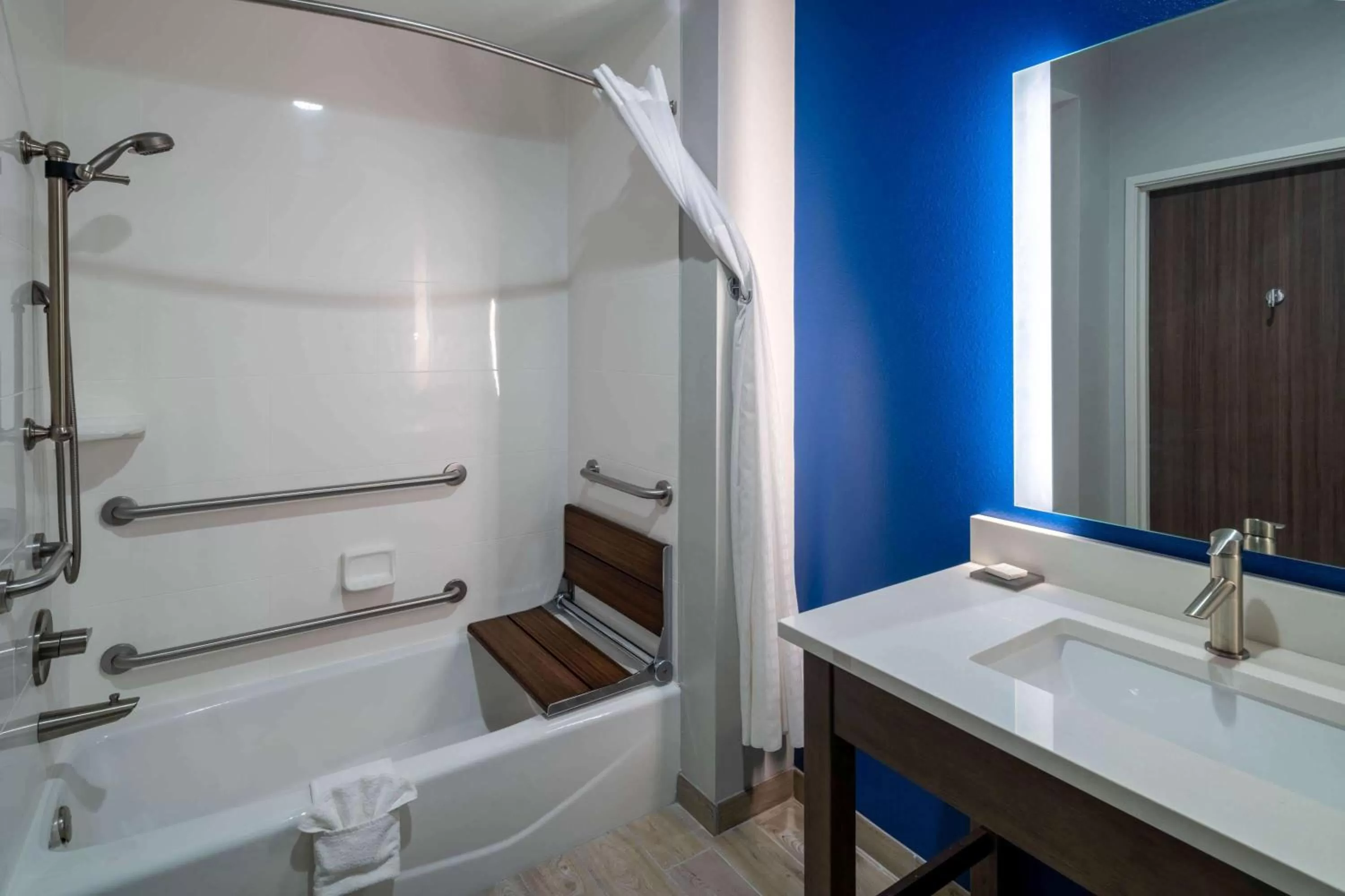 Bathroom in La Quinta Inn & Suites by Wyndham Tifton