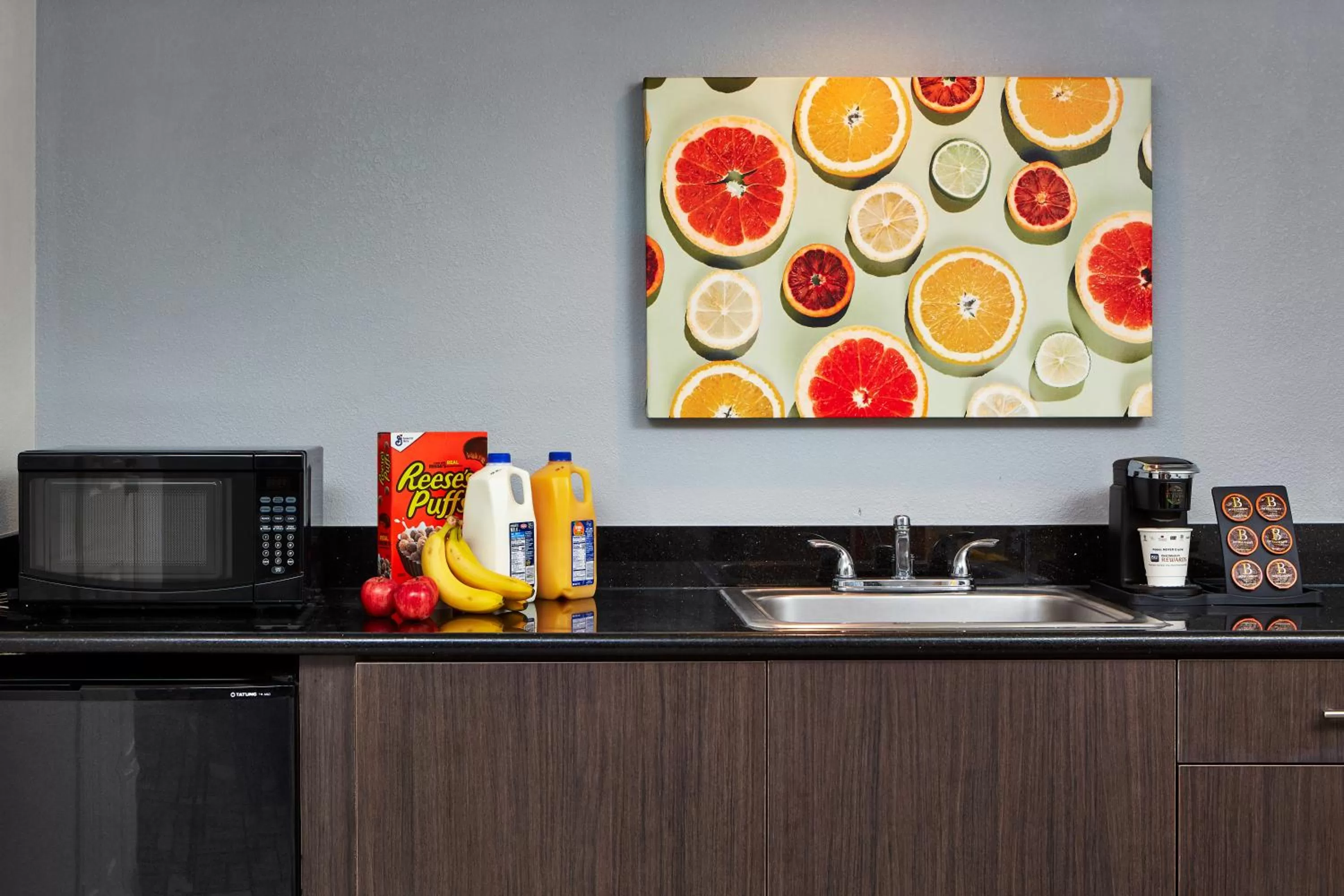 Kitchen or kitchenette in Best Western Plus Meridian Inn & Suites, Anaheim-Orange