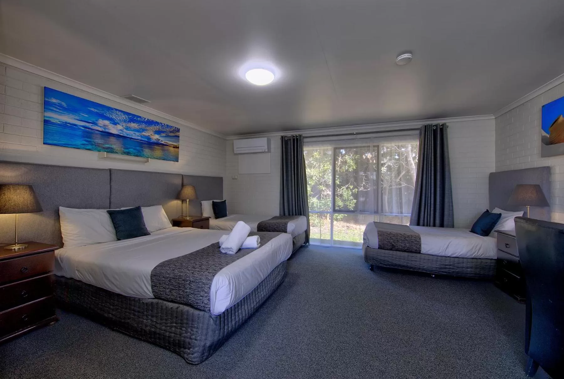 Swimming pool, Bed in Frankston Motel