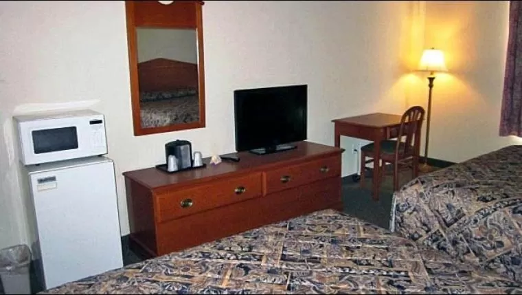 Bedroom, Bed in Studio 7 Harker Heights