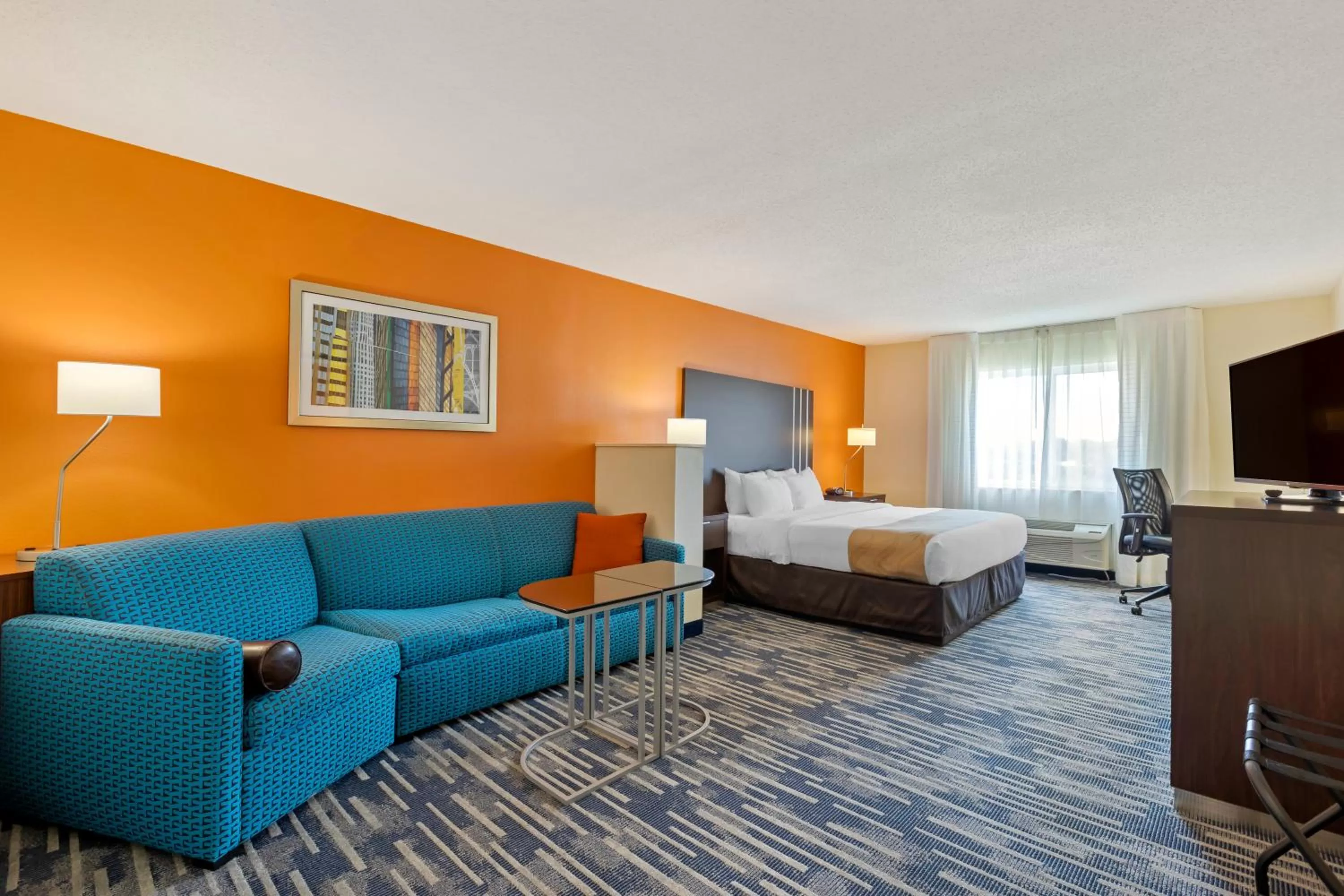 Photo of the whole room, Bed in Quality Inn & Suites Keokuk North