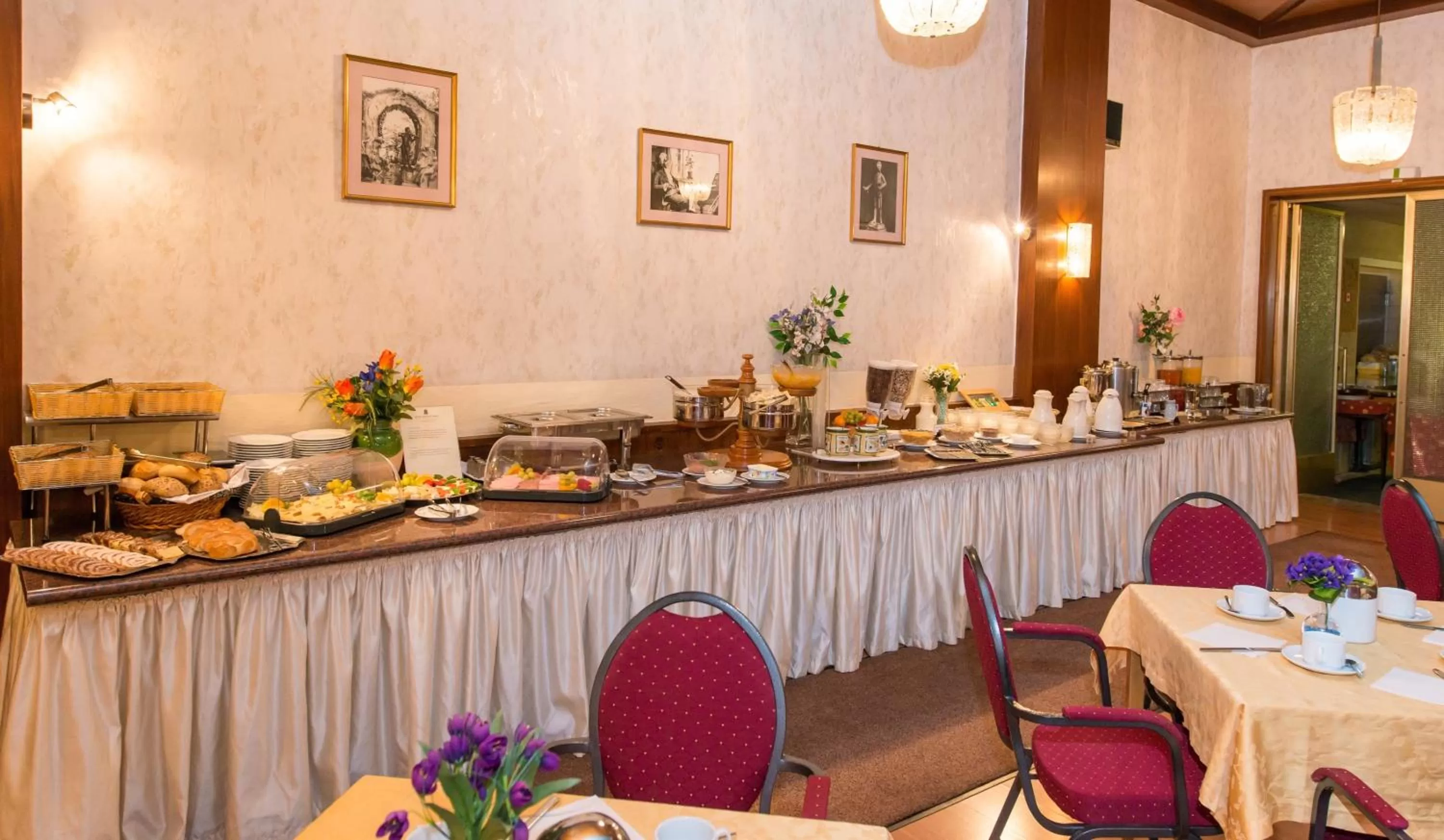 Restaurant/places to eat in Hotel Mozart