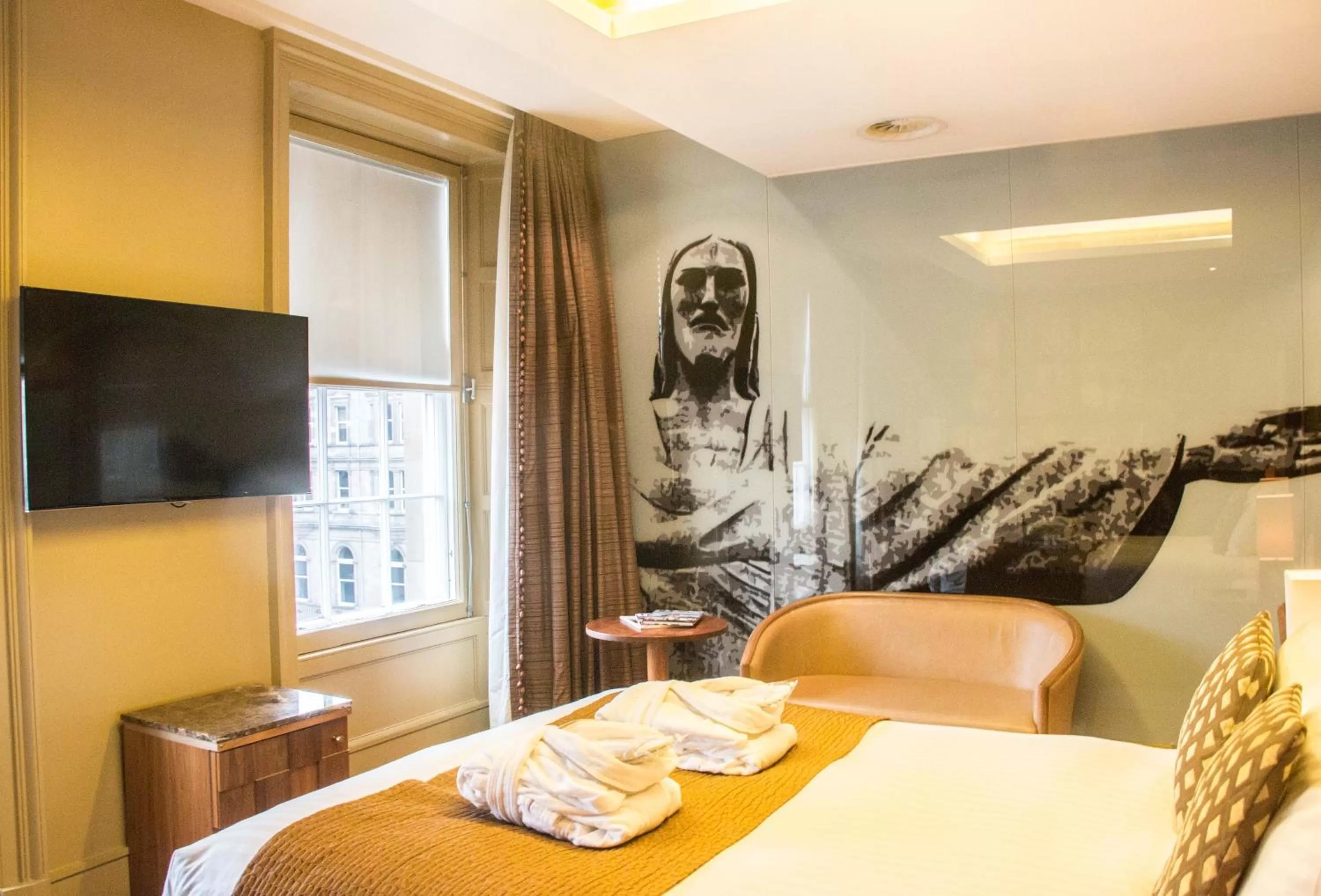 Photo of the whole room, Bed in Le Monde Hotel