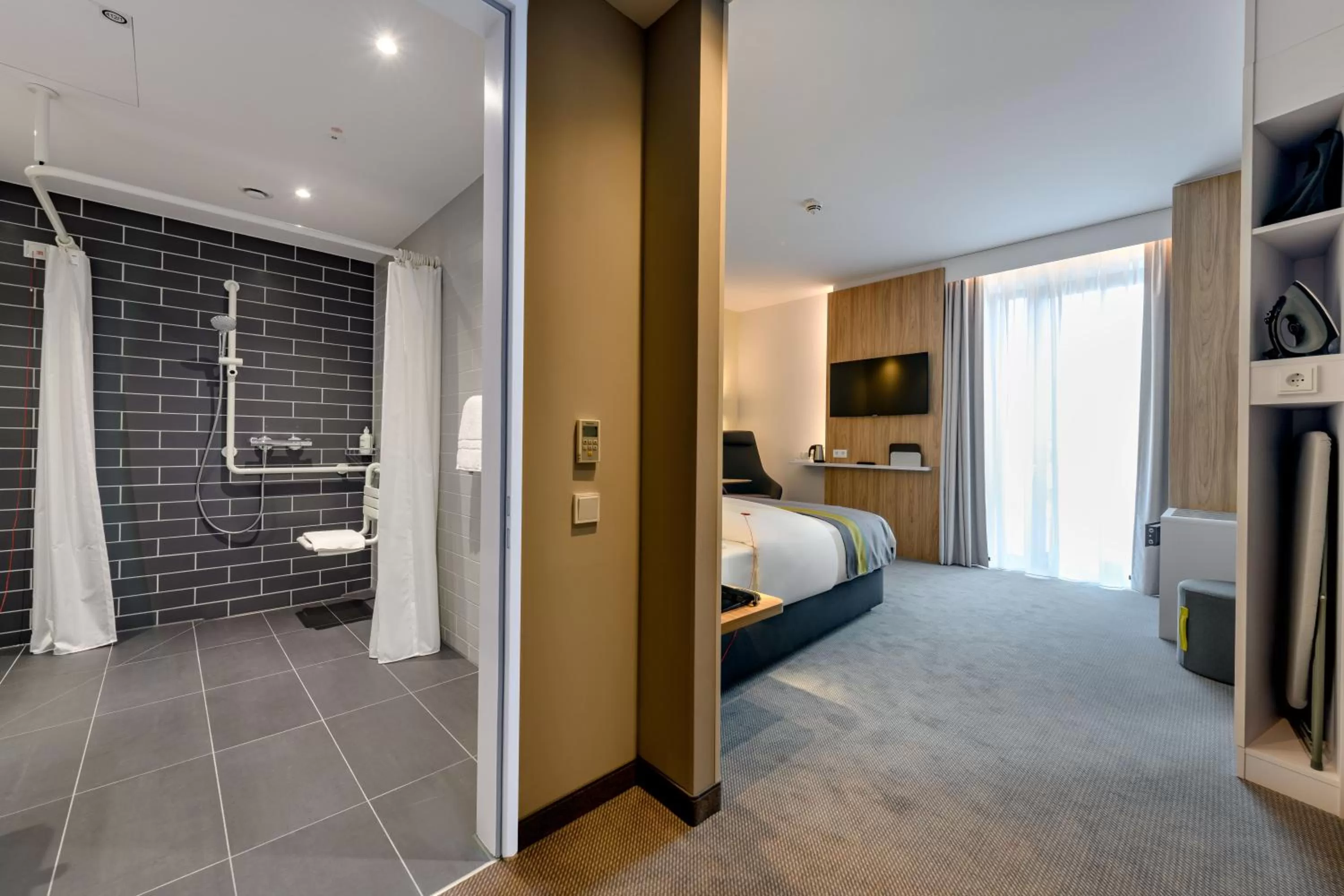 Shower, Bed in Holiday Inn Express - Fulda by IHG