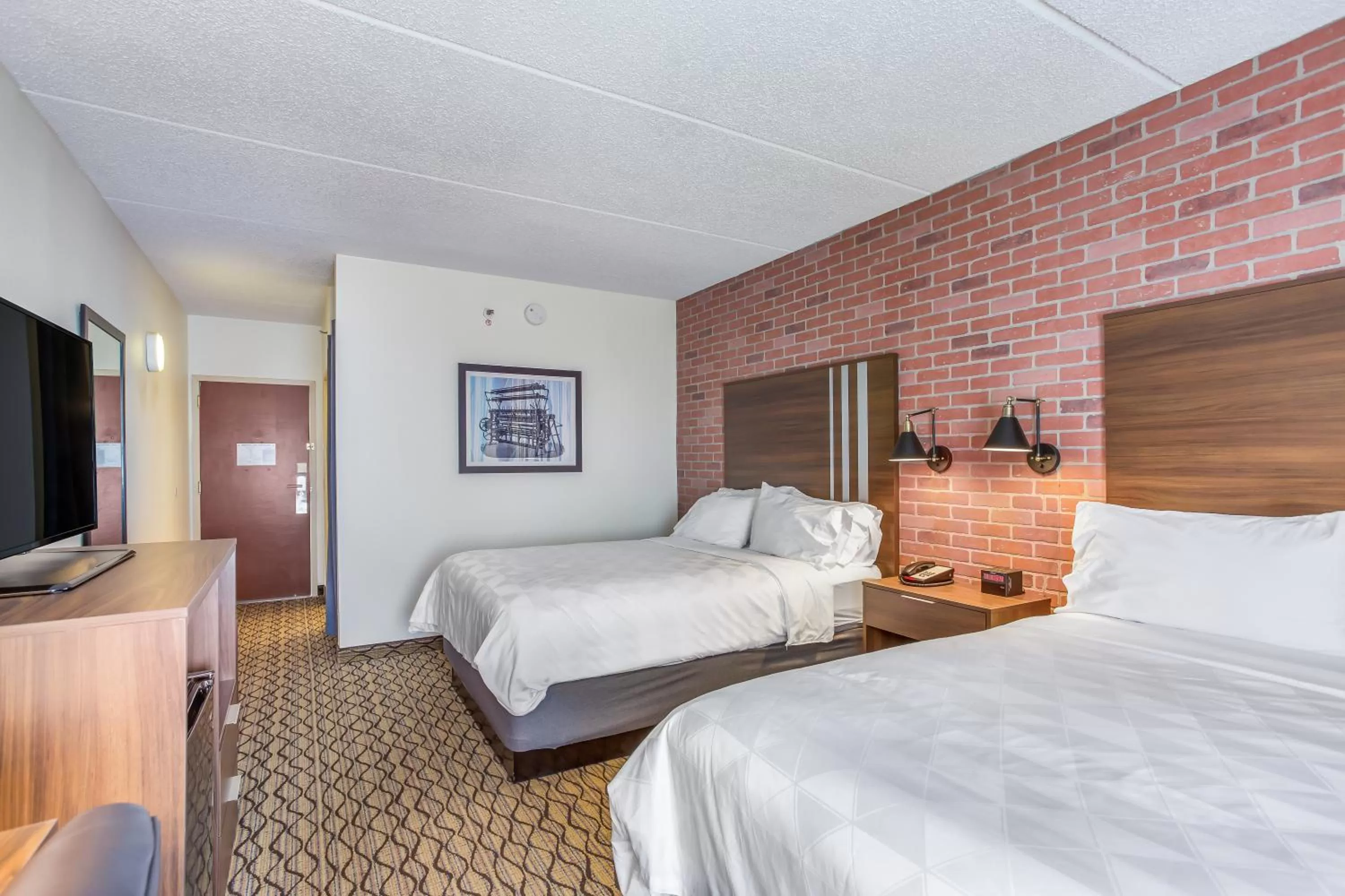 Photo of the whole room, Bed in Burrstone Inn, an Ascend Collection Hotel