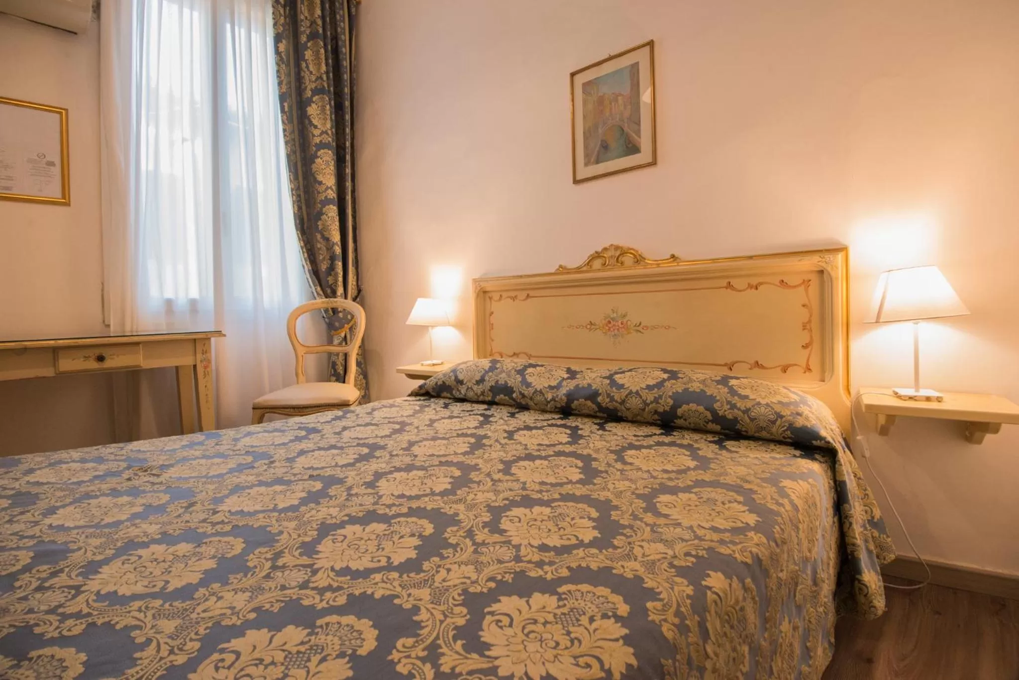 Photo of the whole room, Bed in Albergo Casa Peron
