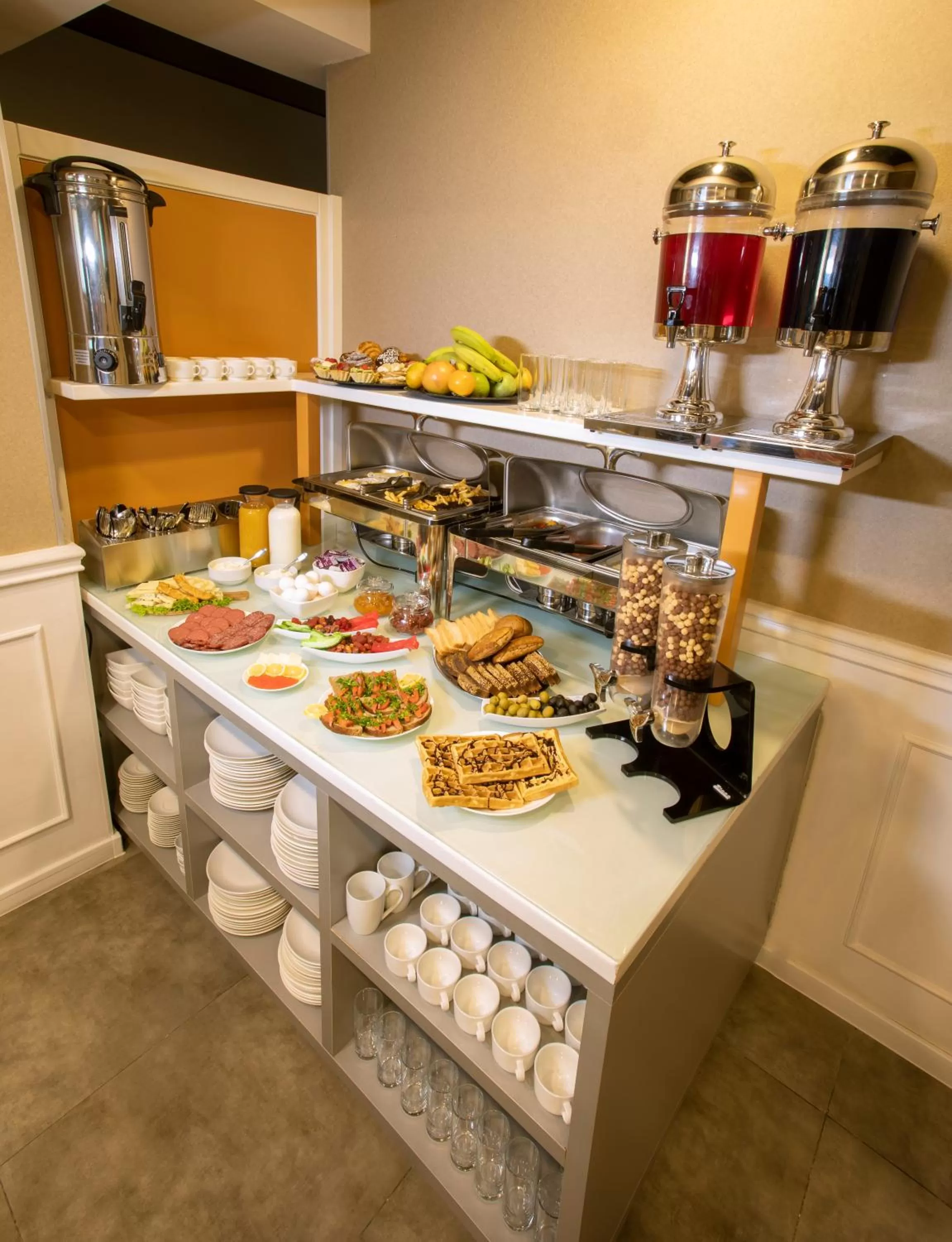 Food and drinks in Apart Hotel West