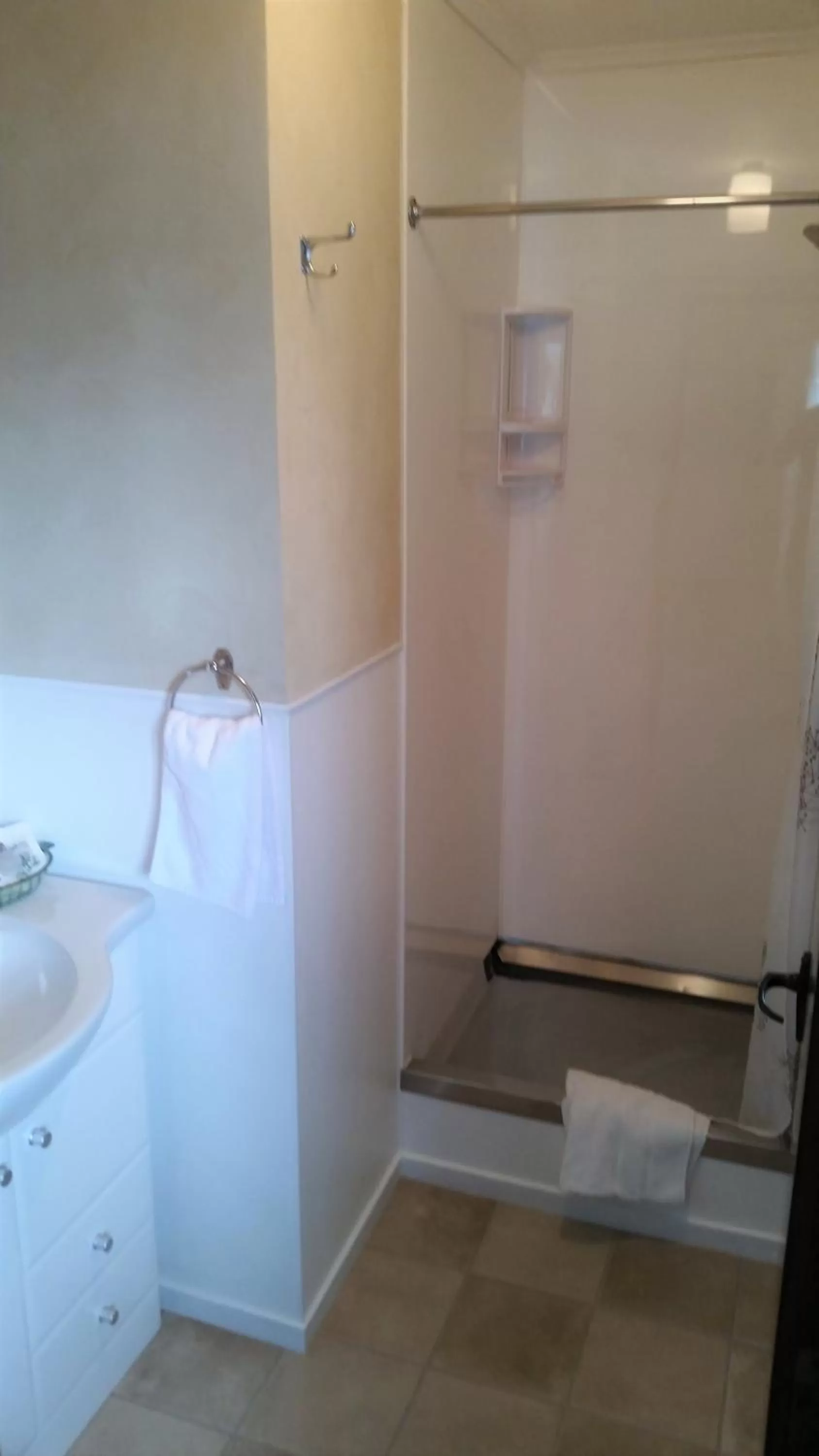 Bathroom in Stonehaven Motel