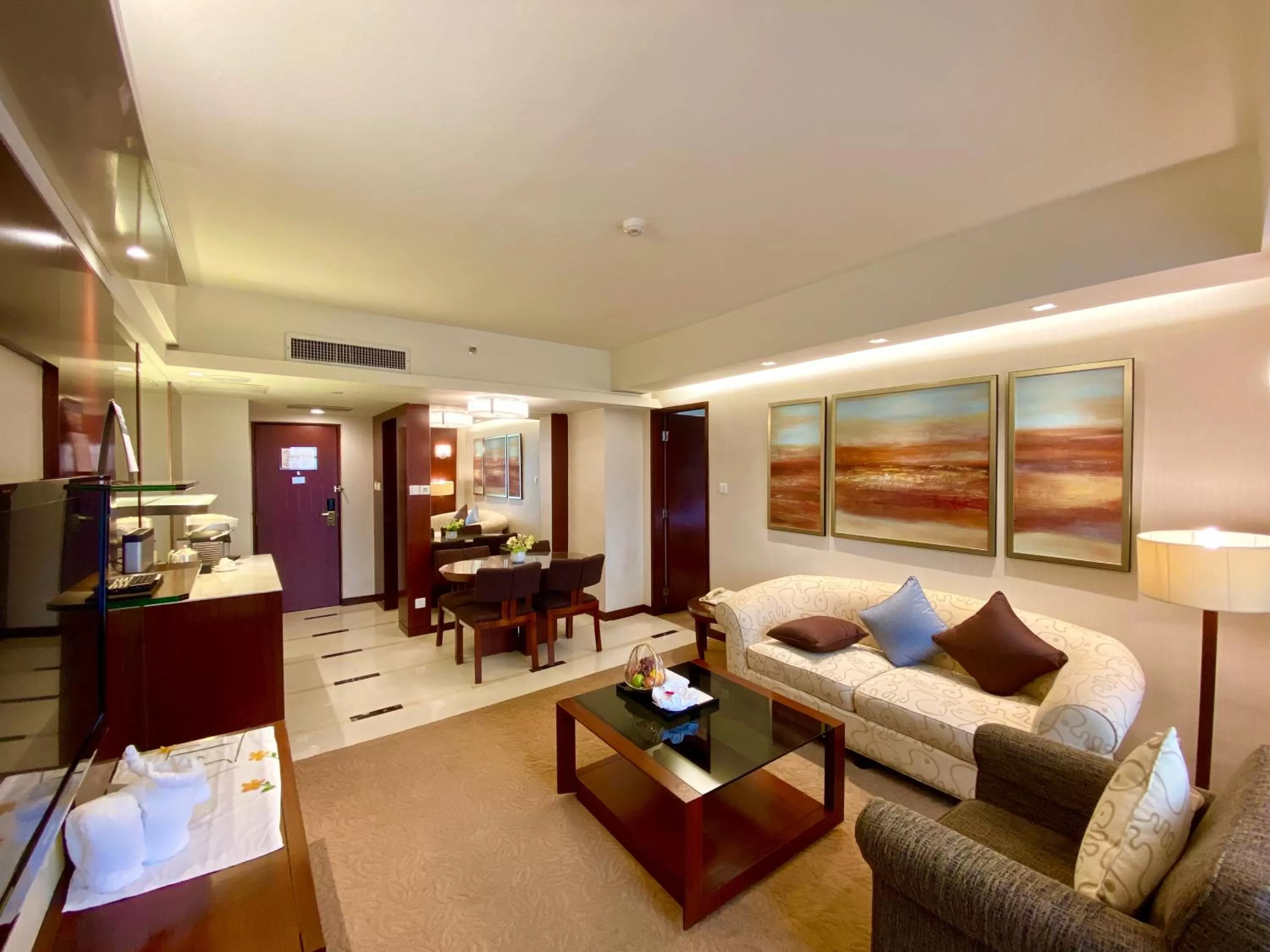 Photo of the whole room in Shangri-La Shenzhen - Nearby Luohu Border, Outdoor Swimming Pool