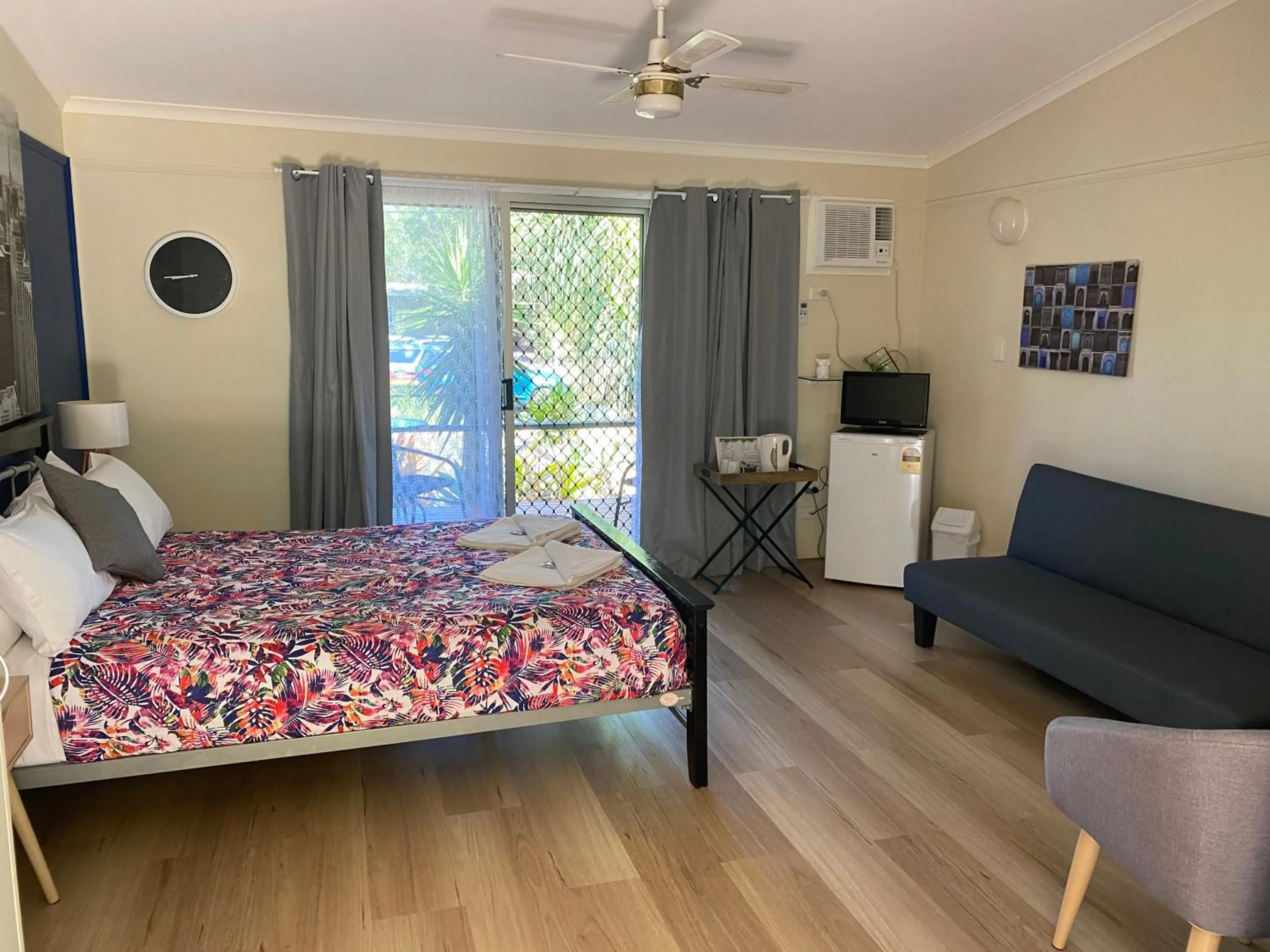Coffee/tea facilities, Bed in Colonial Village Resort