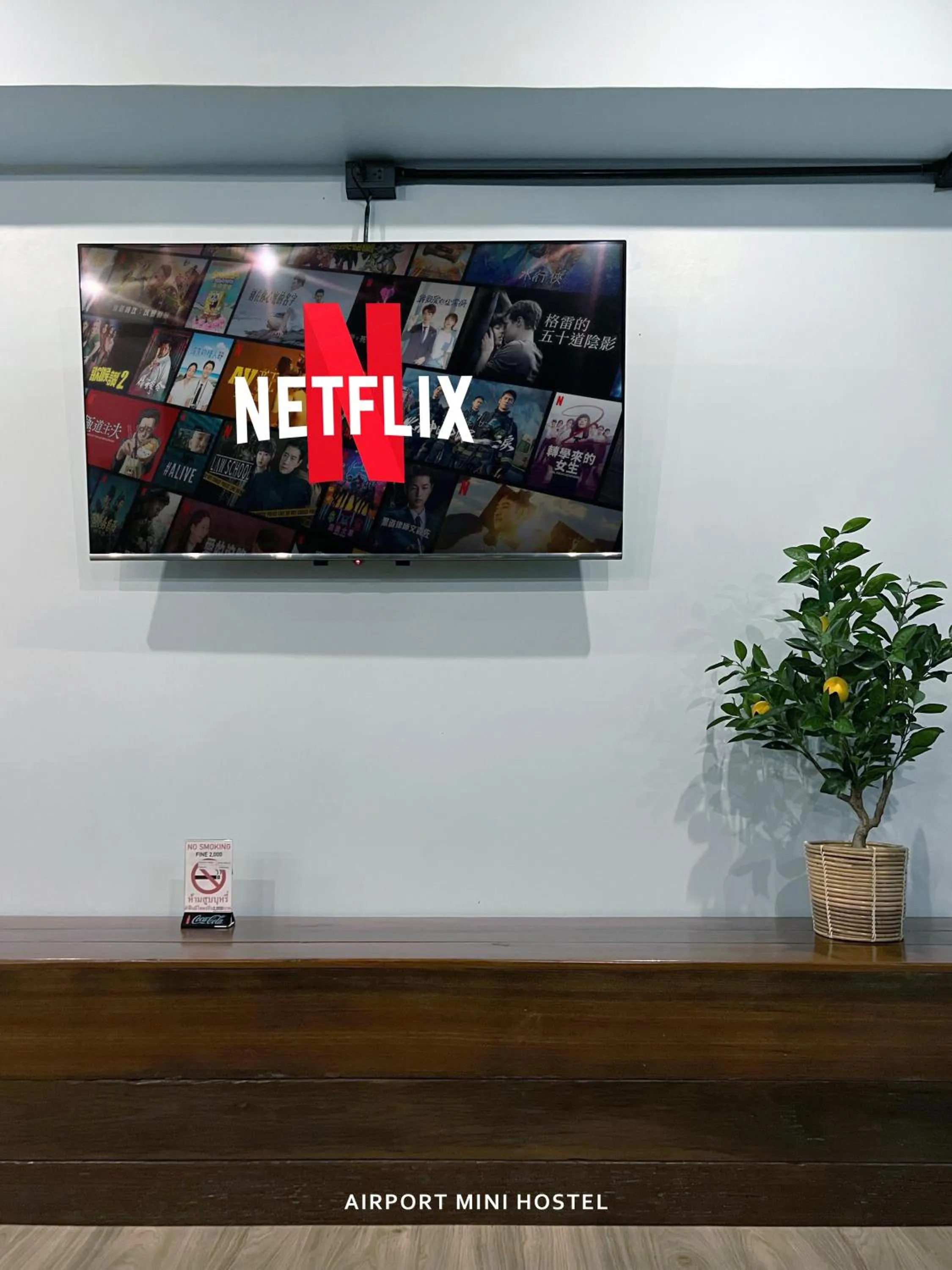 Communal lounge/ TV room in Airport Mini Hostel at Don Muang Airport