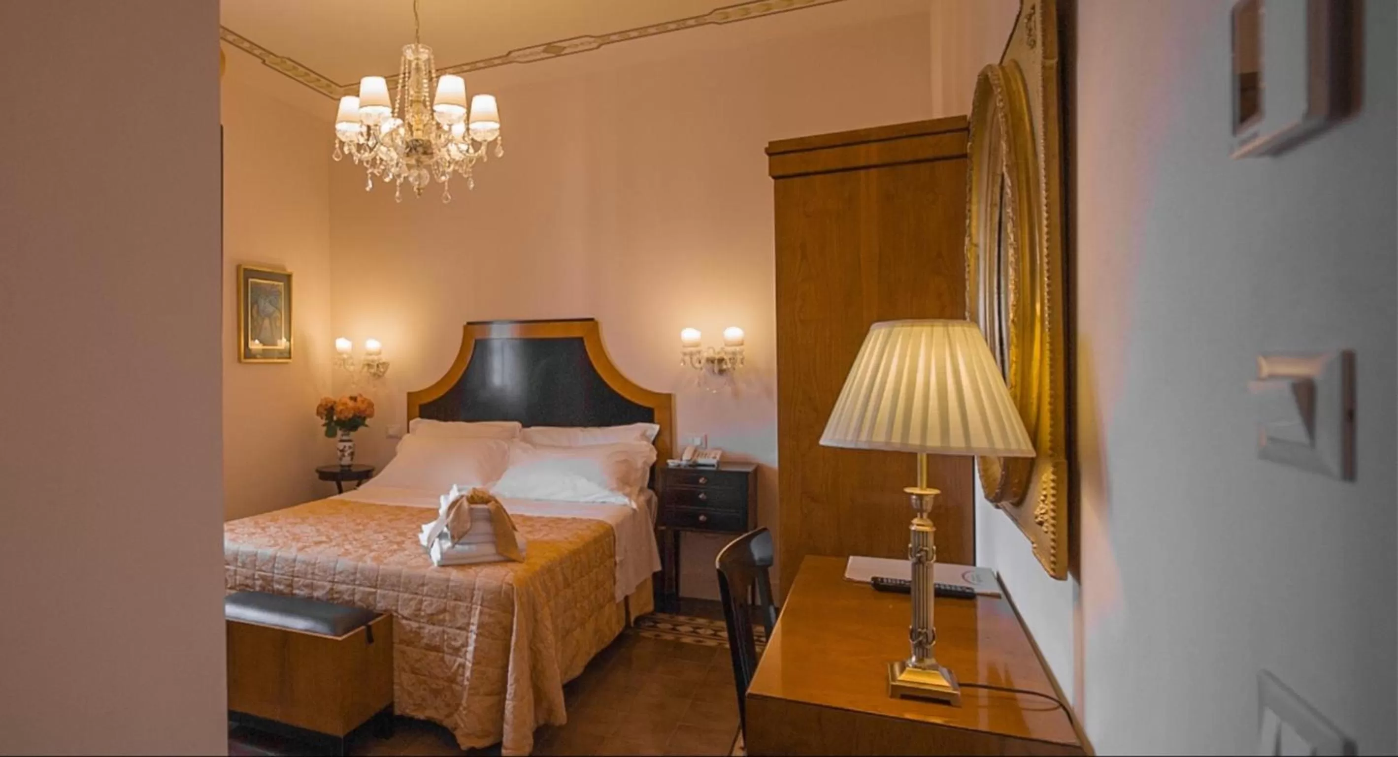 Photo of the whole room, Bed in Lucca in Azzurro Maison de Charme