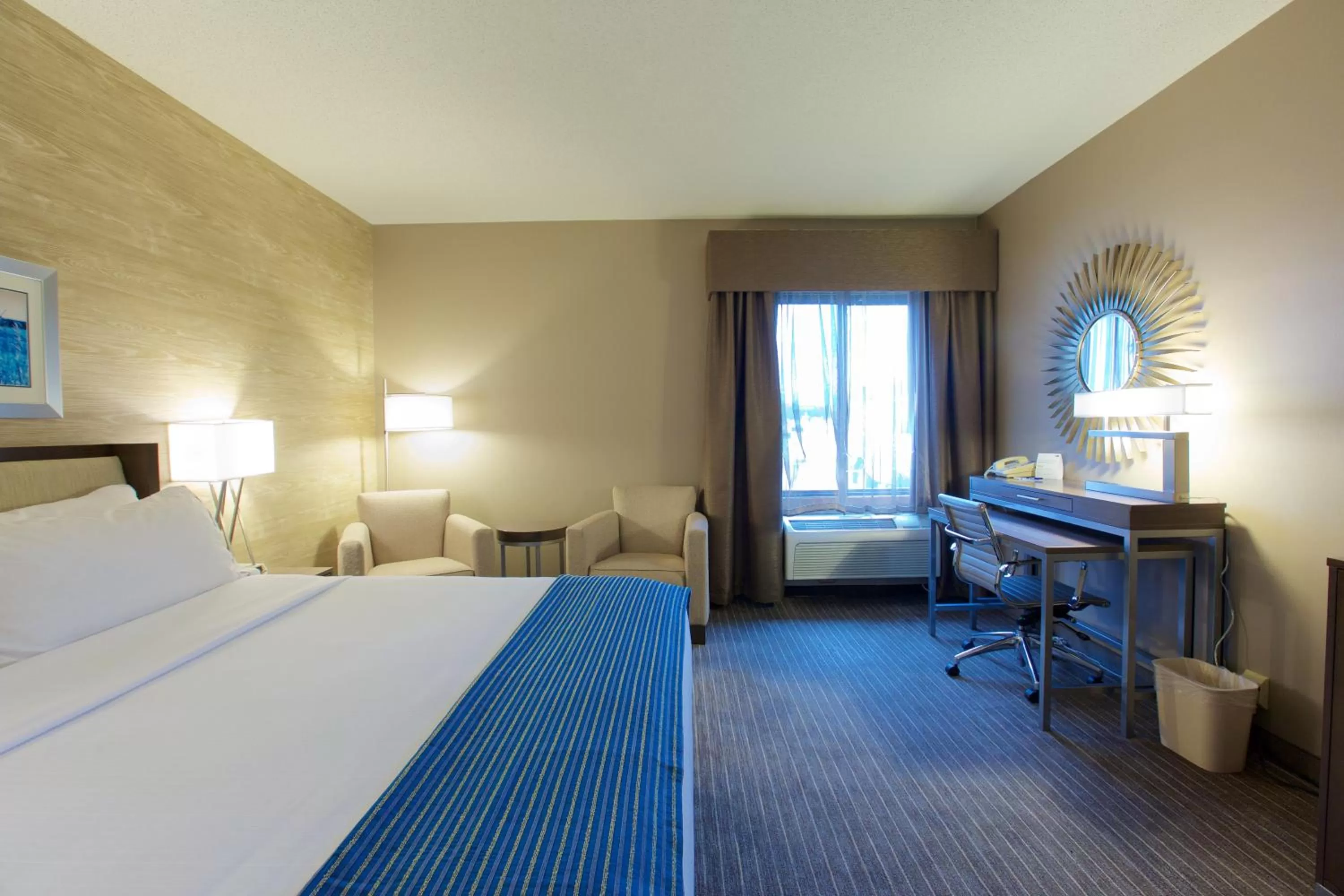 Photo of the whole room, Bed in Holiday Inn Express Fargo - West Acres by IHG