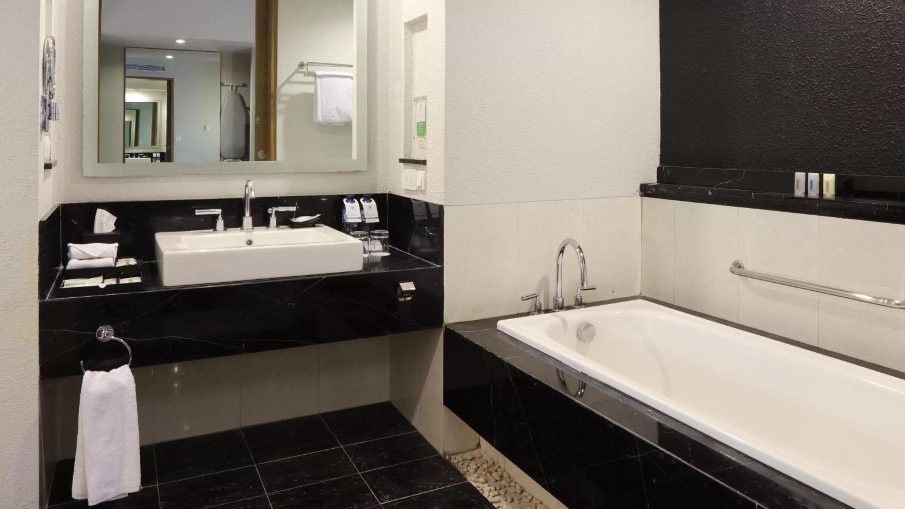 Photo of the whole room in Holiday Inn Bandung Pasteur by IHG