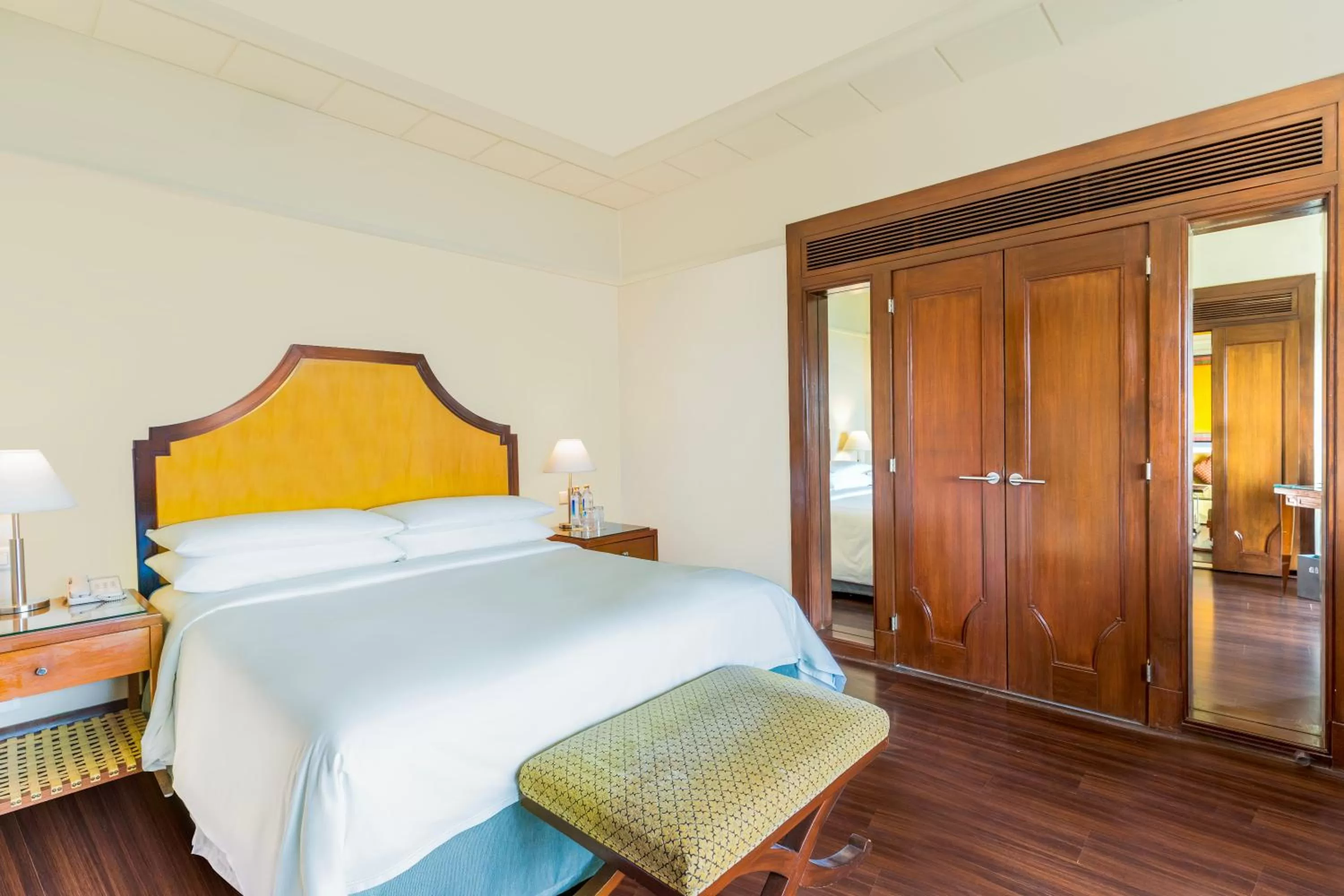 Photo of the whole room, Bed in Hyderabad Marriott Hotel & Convention Centre