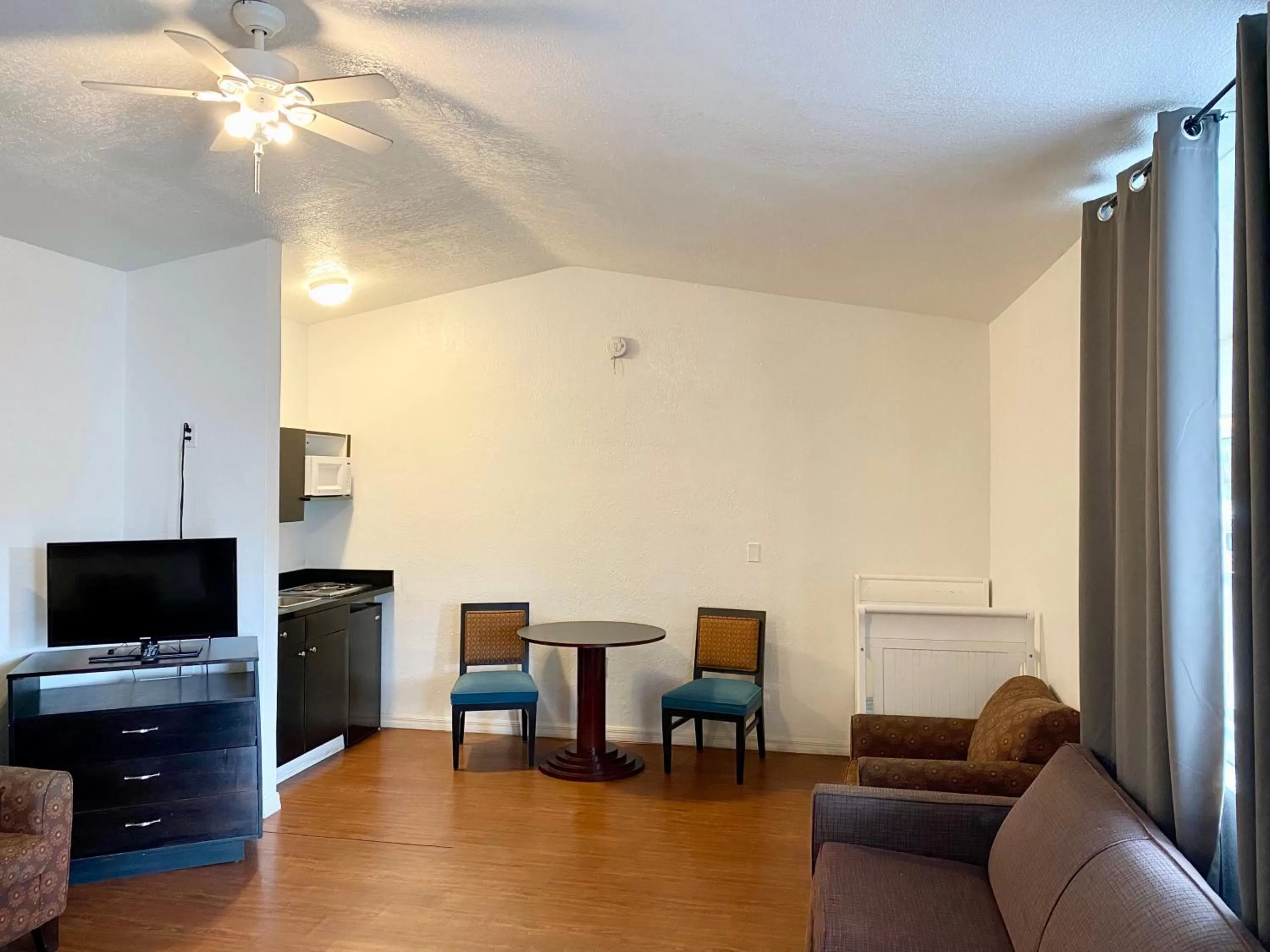 Living room in Tarpon Inn