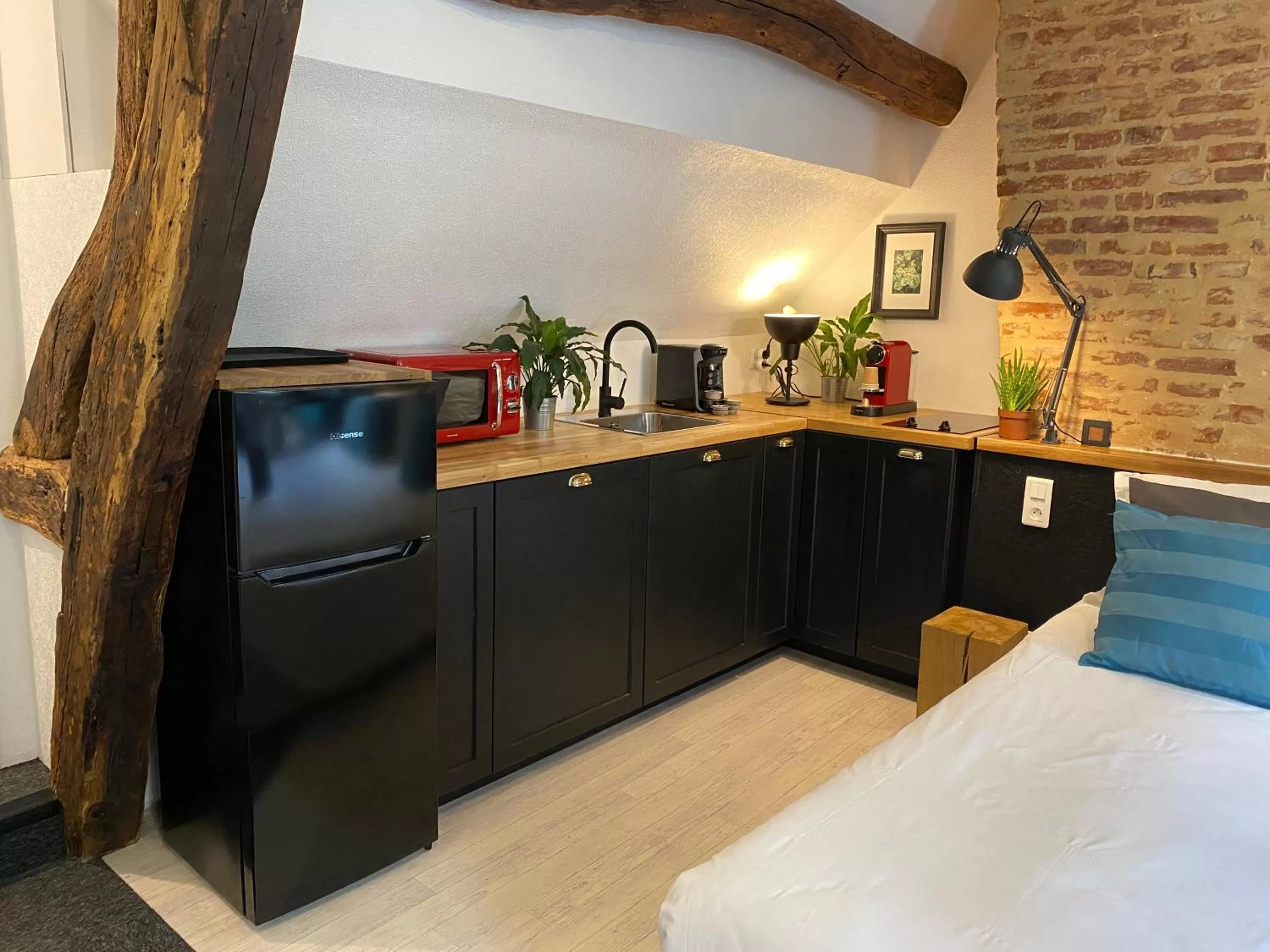 Kitchen or kitchenette, Bed in Hôtel De La Cathédrale