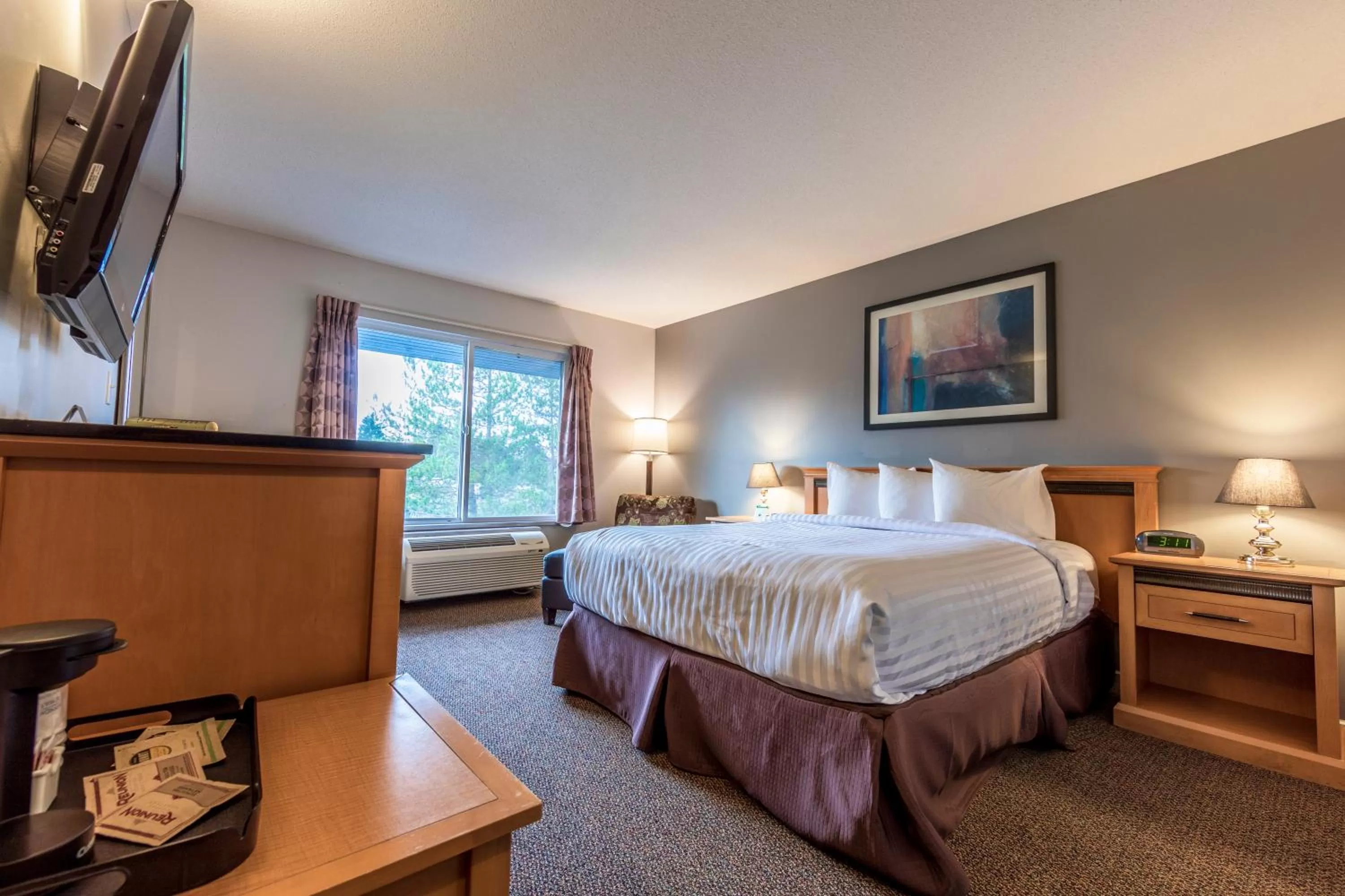 Queen Room with Jetted Tub - Non-Smoking in Travelodge by Wyndham Parksville