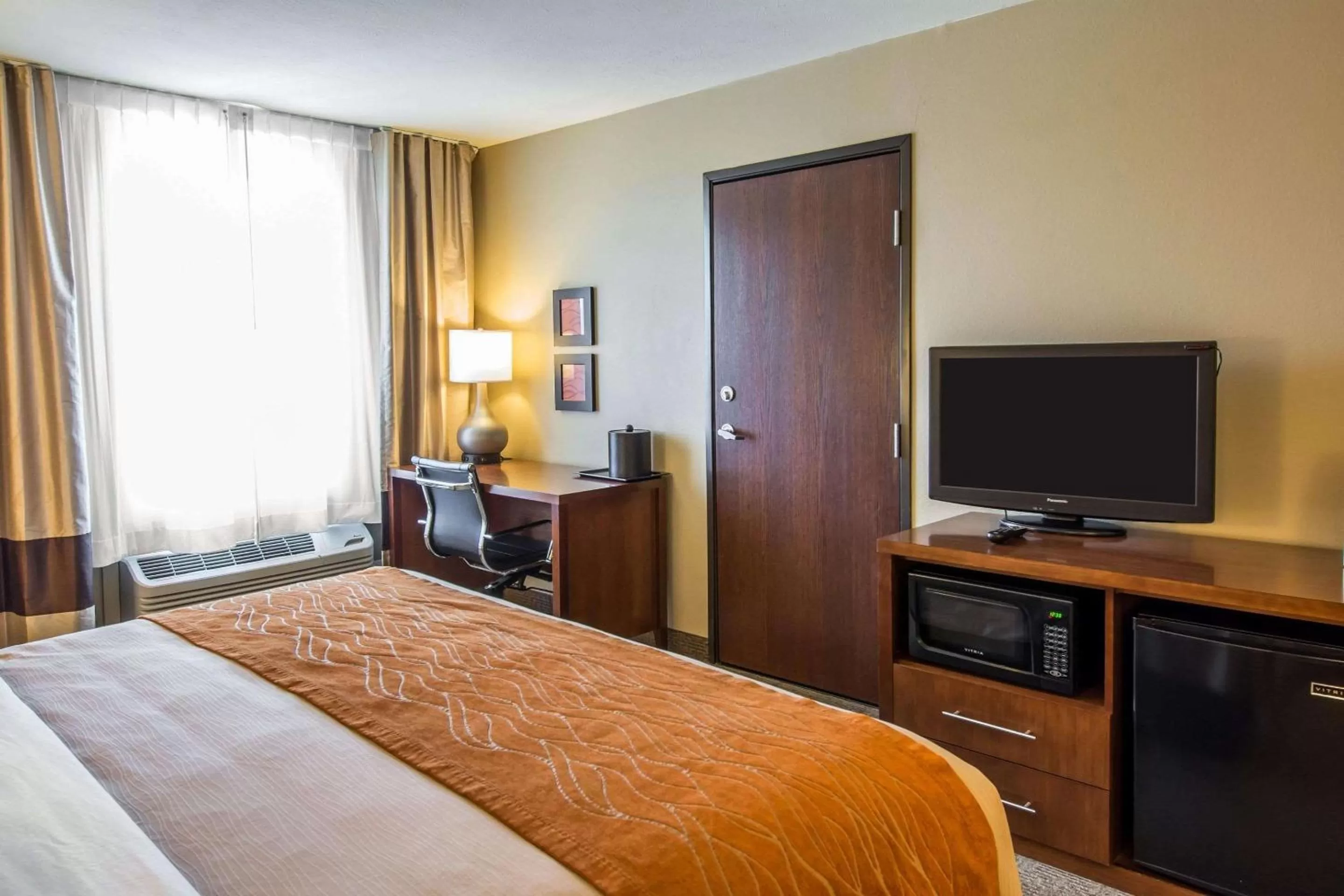 Photo of the whole room, Bed in Comfort Inn & Suites