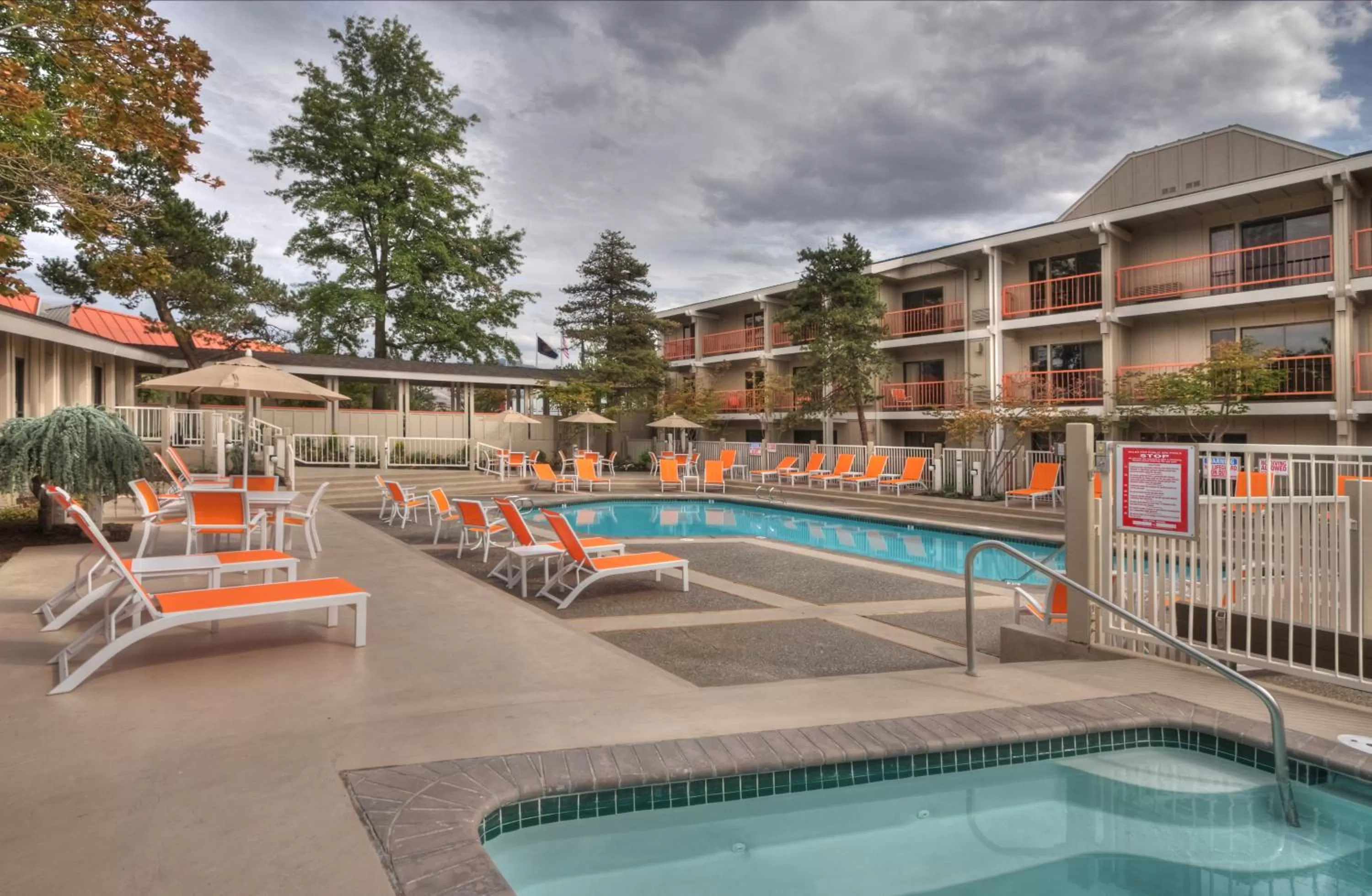 Swimming pool in Ashland Hills Hotel & Suites