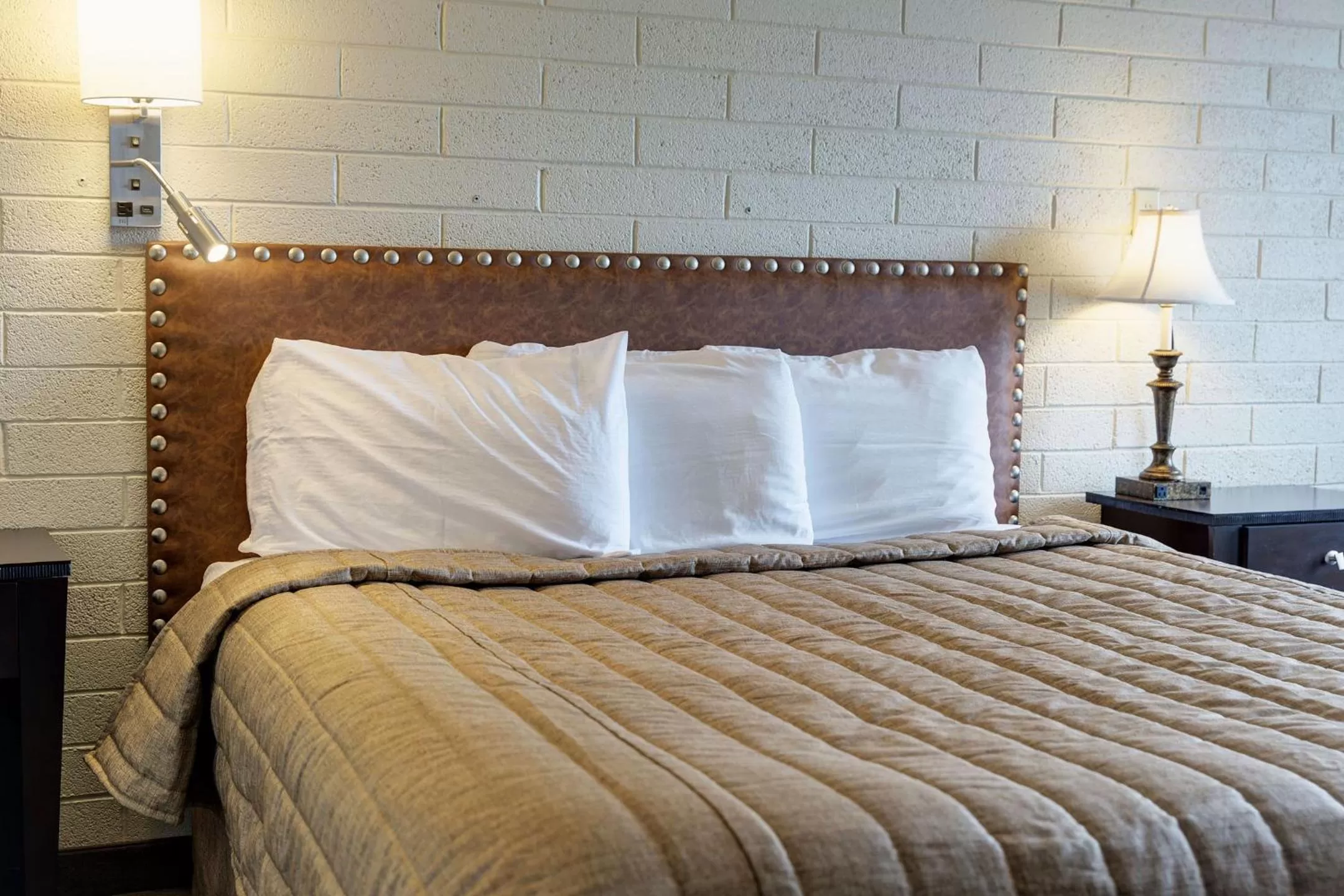 Bedroom, Bed in El Rancho Hotel