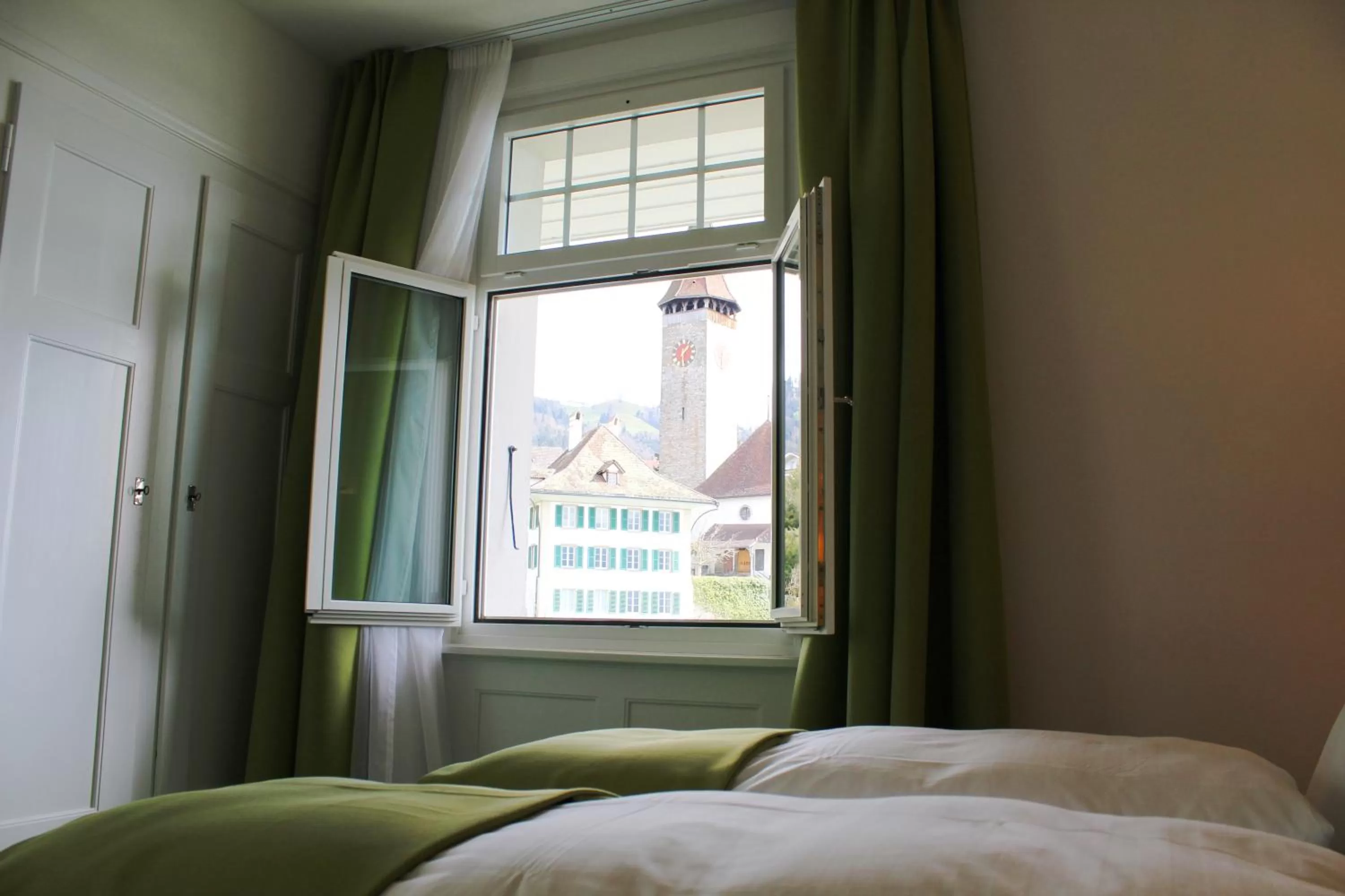 Photo of the whole room, Bed in Hotel Restaurant Bellevue au Lac