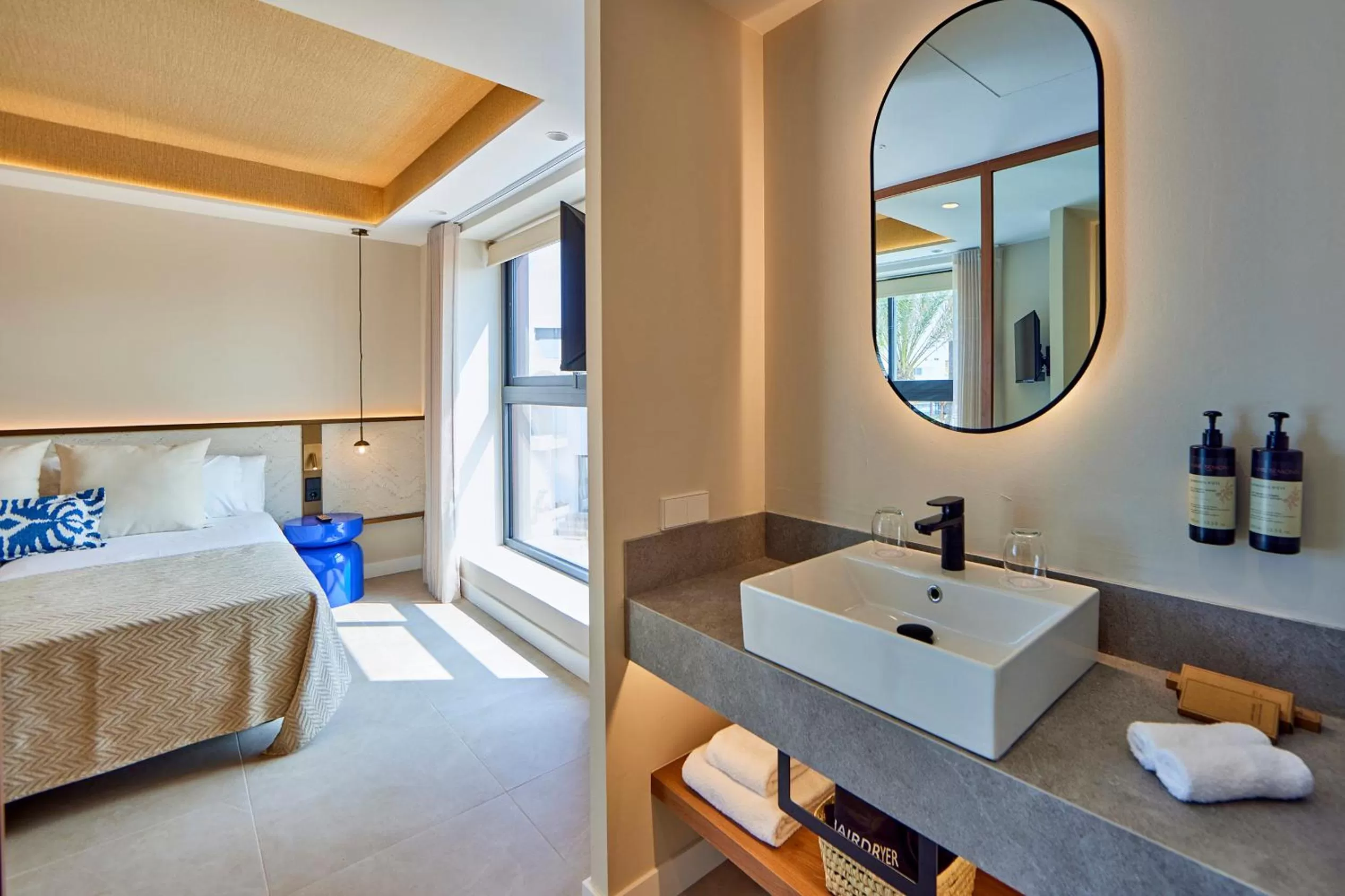 Bathroom, Bed in Universal Grand León & Spa