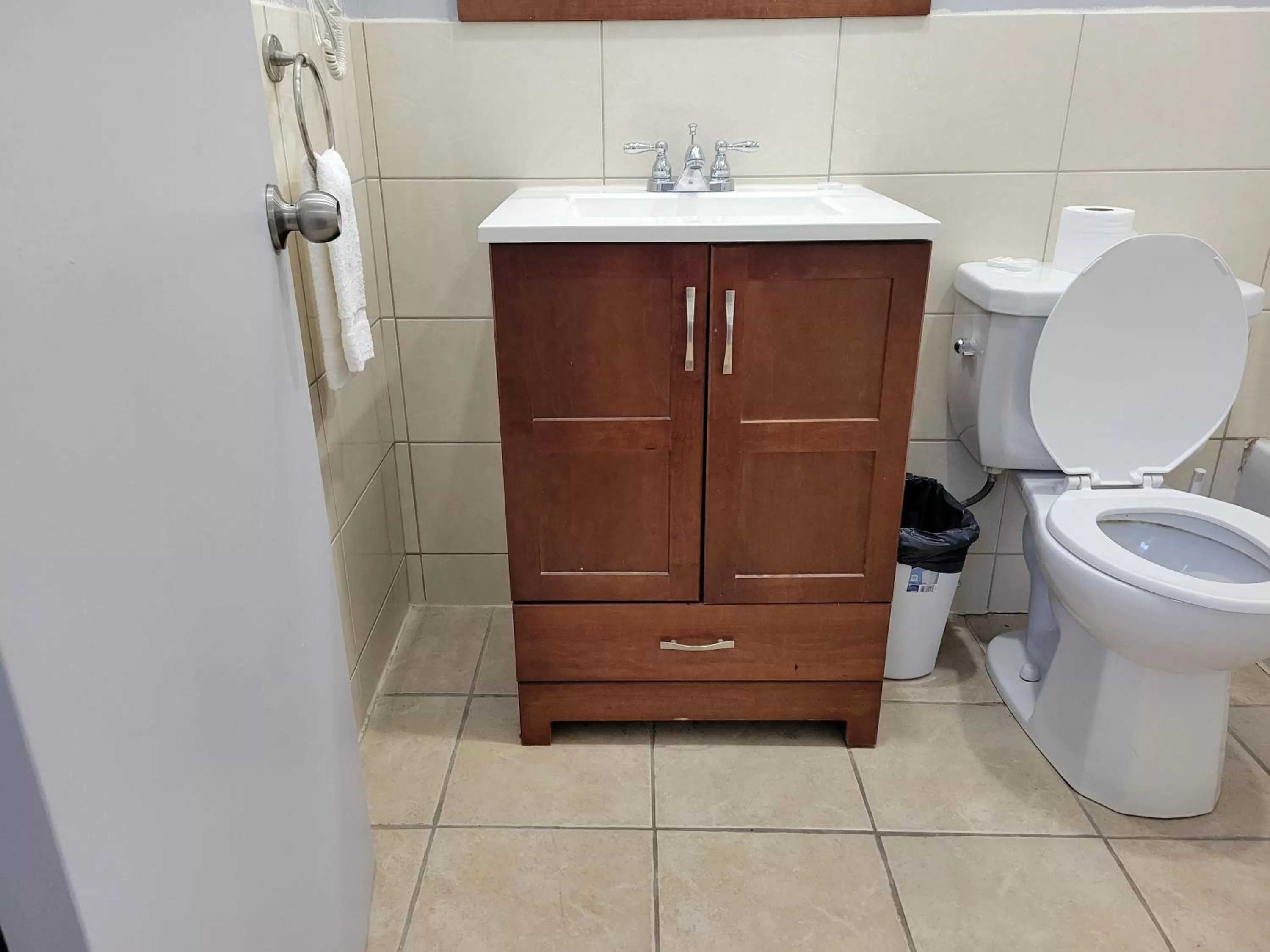 Bathroom in Knights Inn Cobourg