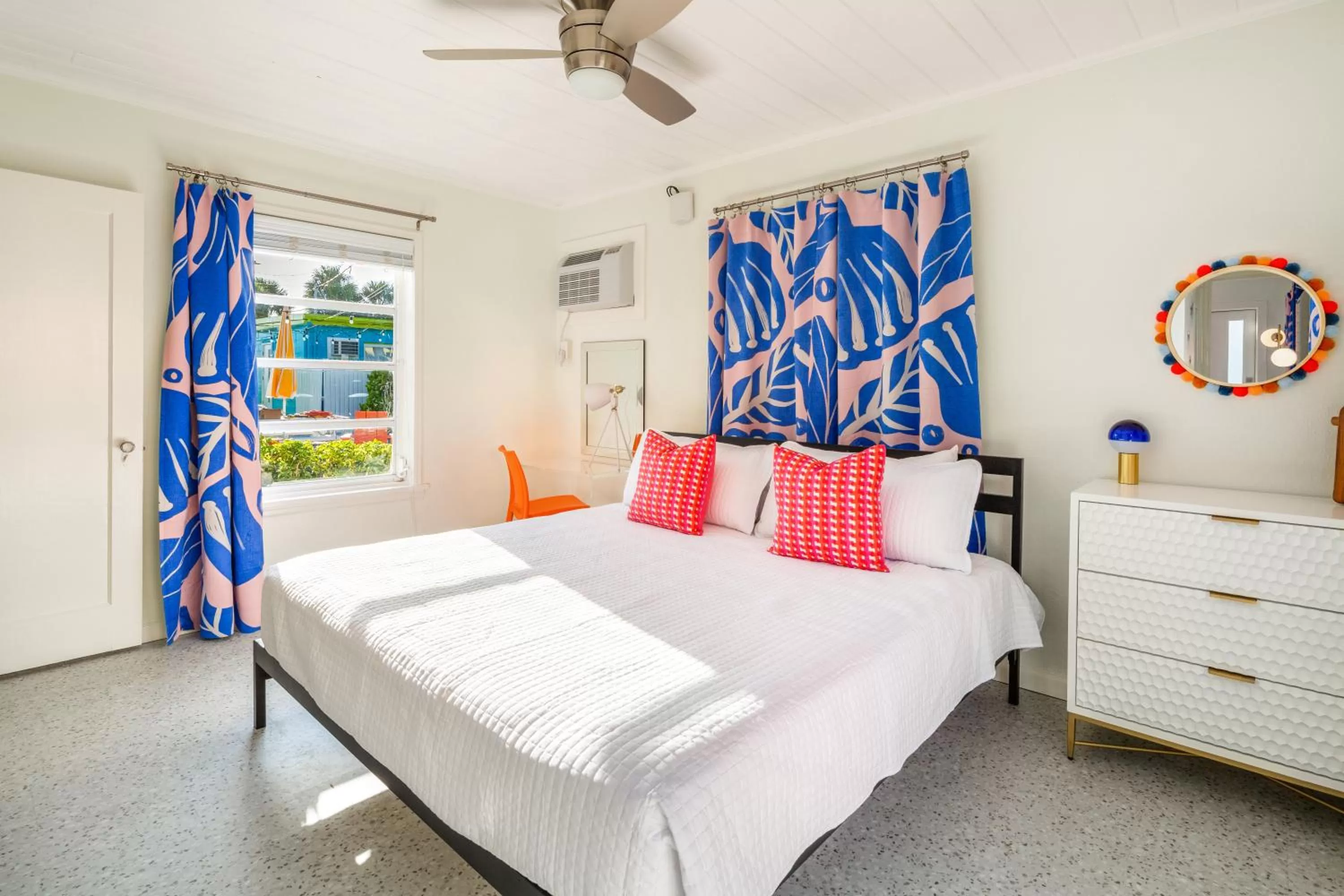Bedroom in Sunset Inn and Cottages
