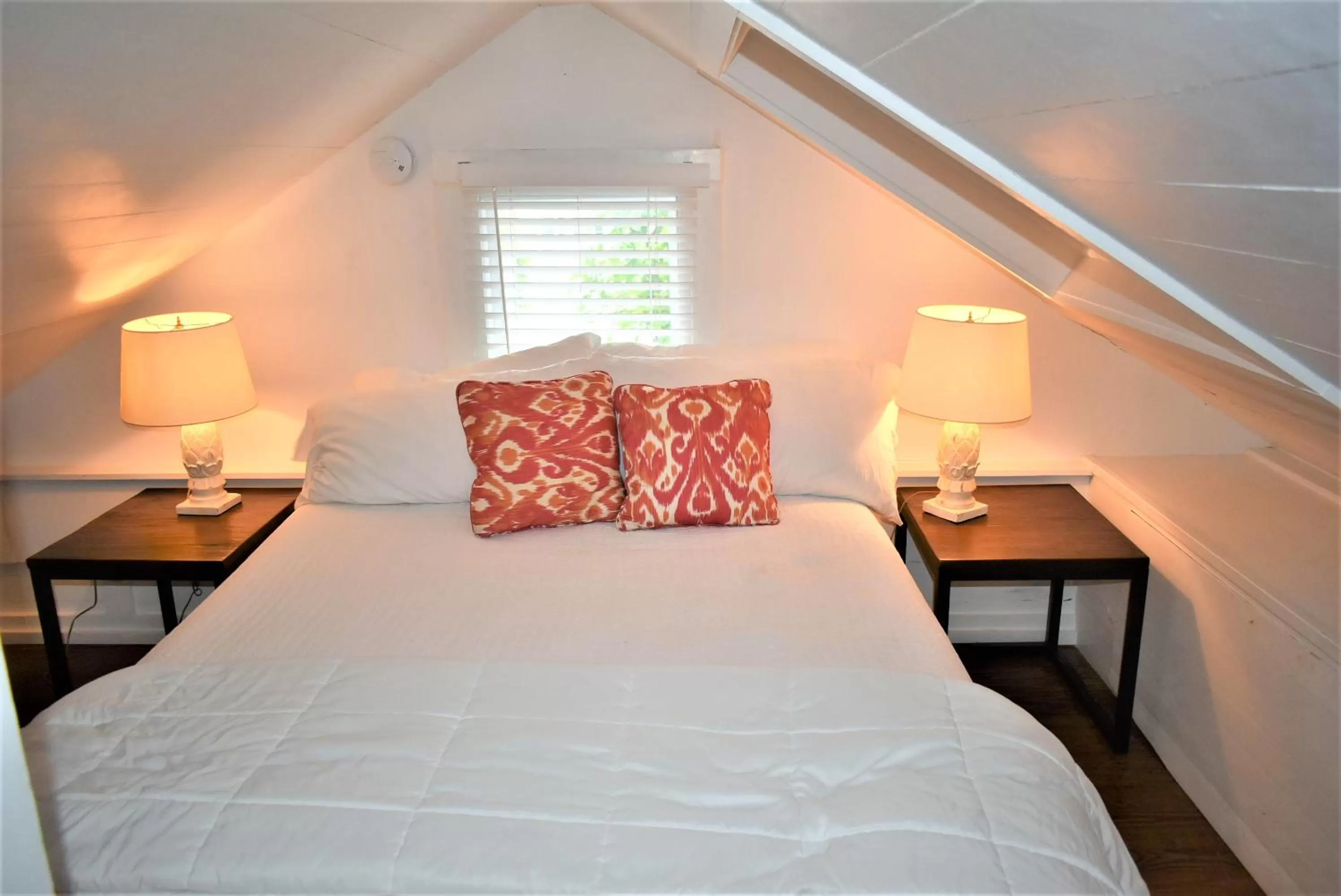 Bed in Simonton Court Historic Inn & Cottages