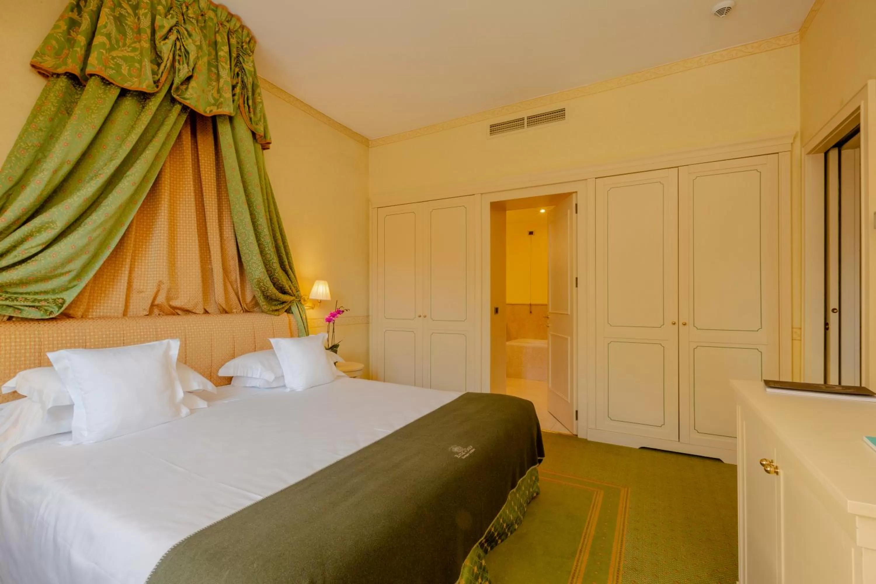 Bedroom, Bed in Grand Hotel Royal E Golf