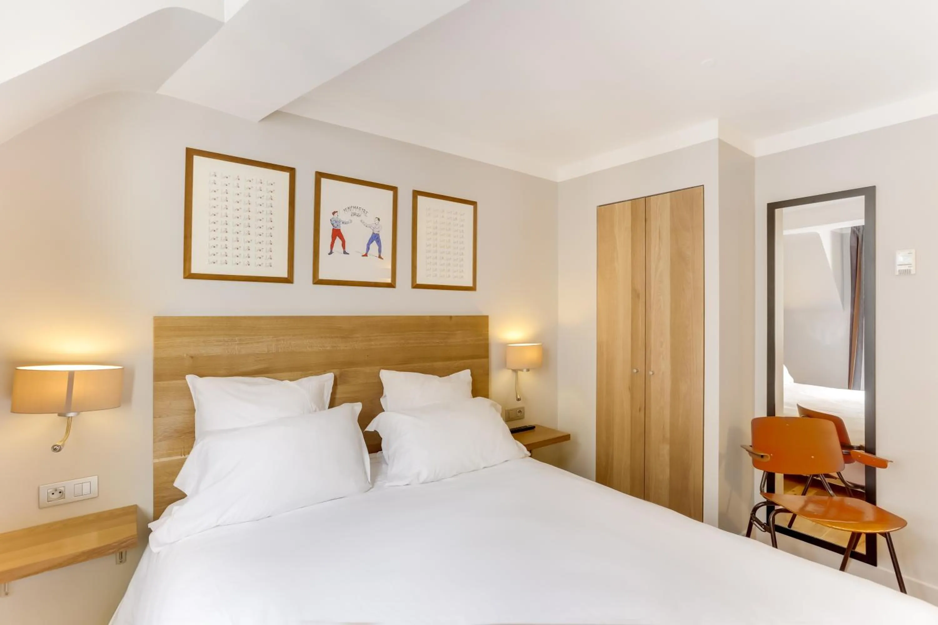 Bed in Hôtel Louvre Richelieu