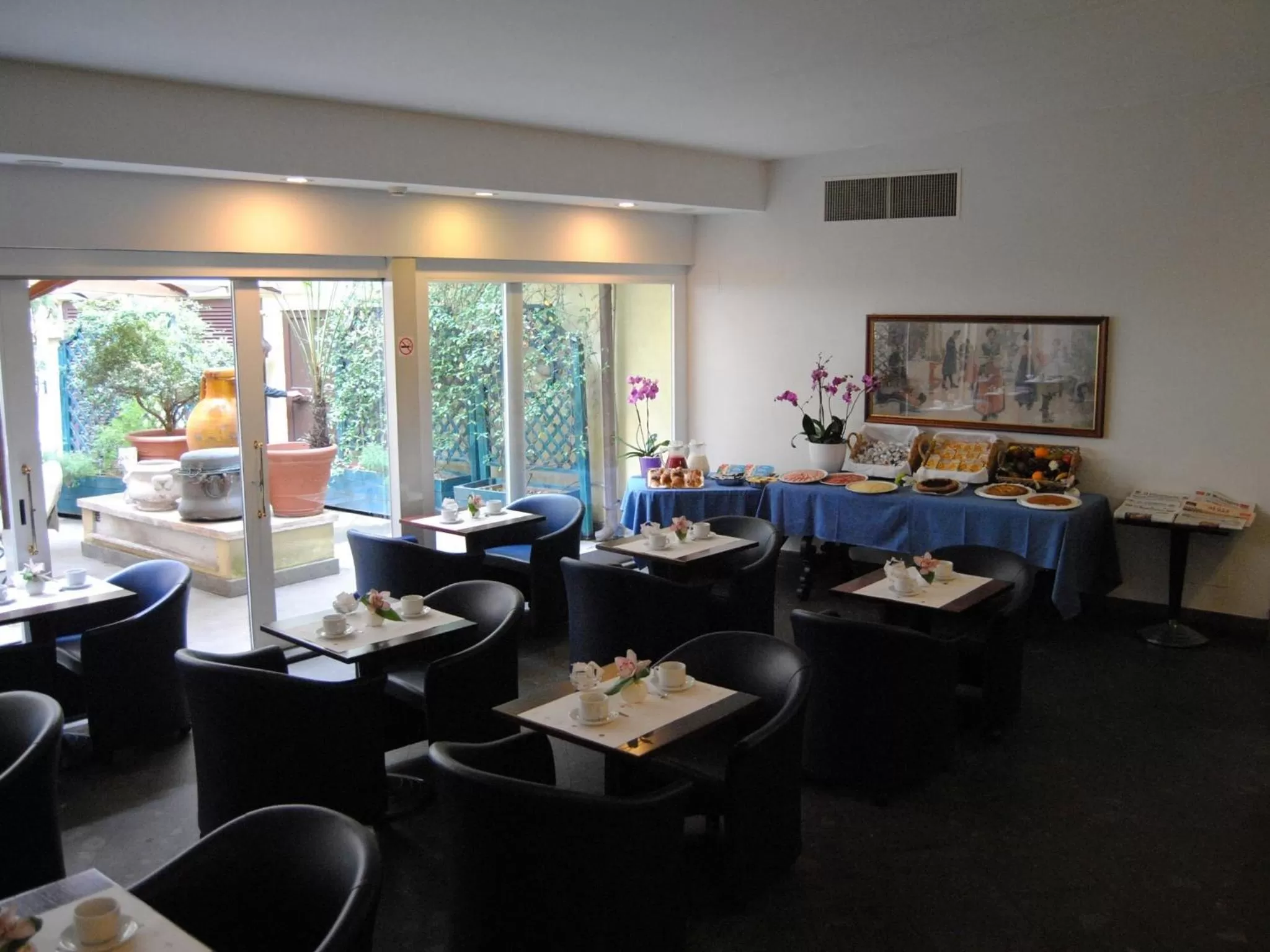 Restaurant/places to eat in Hotel Diplomatic