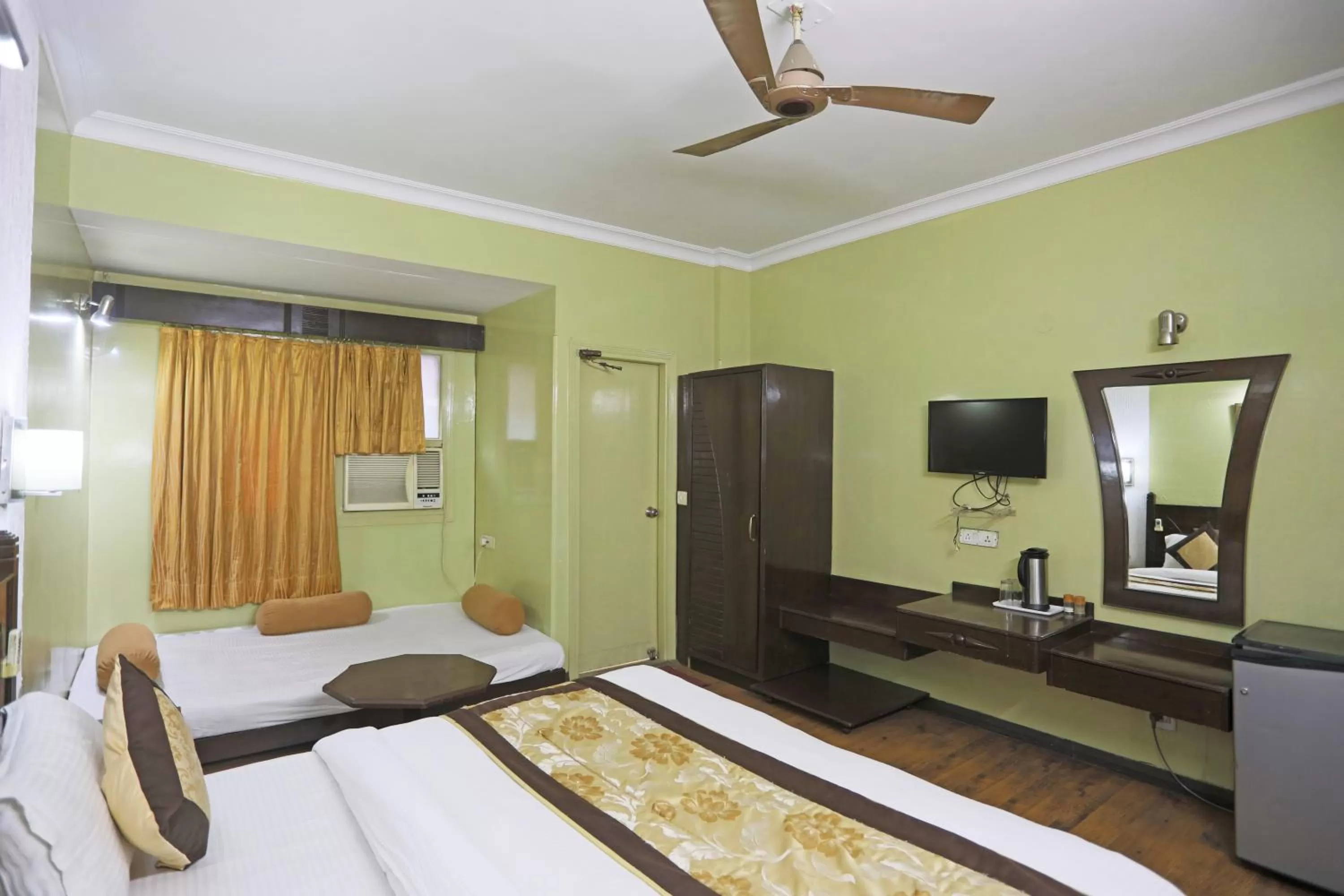 TV and multimedia in Hotel The Tourist - 1 min from New Delhi Railway Station