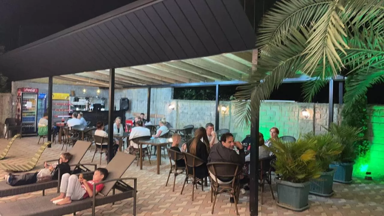 Restaurant/places to eat in Hotel Estonia Two