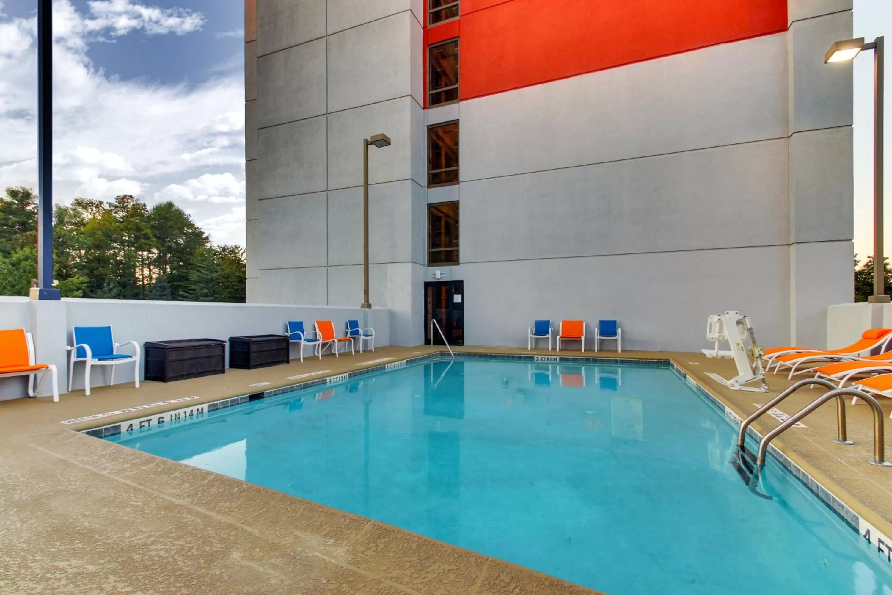 Swimming pool in Holiday Inn Express & Suites Atlanta Perimeter Mall Hotel by IHG