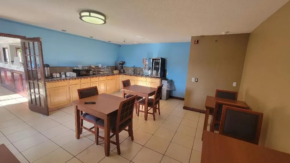 Breakfast, Restaurant/Places to Eat in Rodeway Inn Huntington