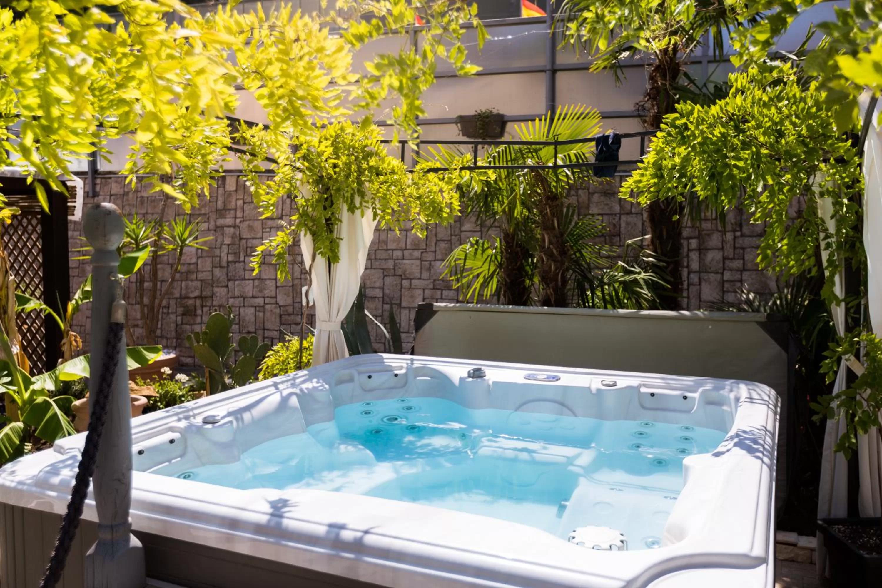 Hot Tub in Hotel Canarino
