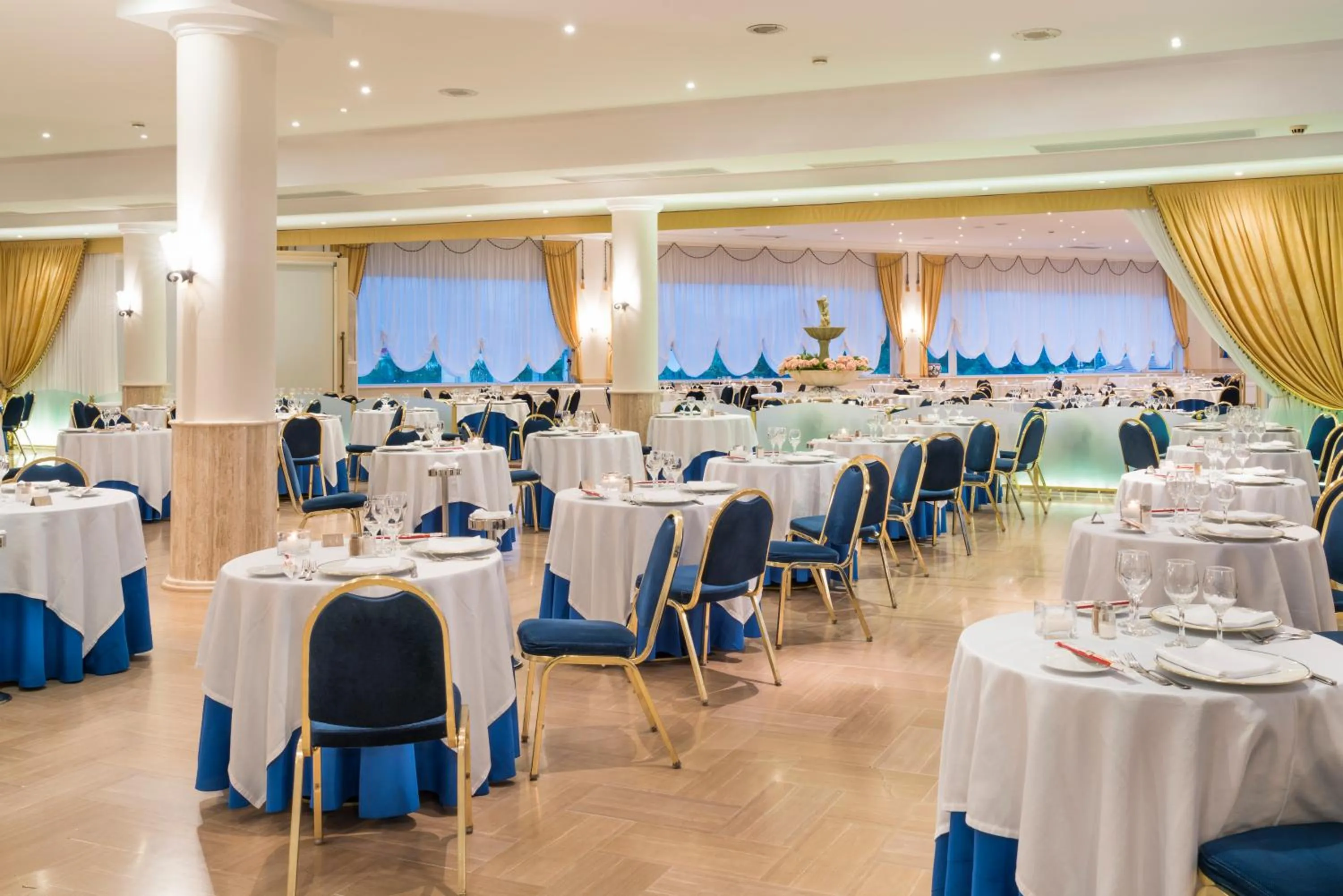 Restaurant/places to eat in Sant Alphio Garden Hotel & SPA