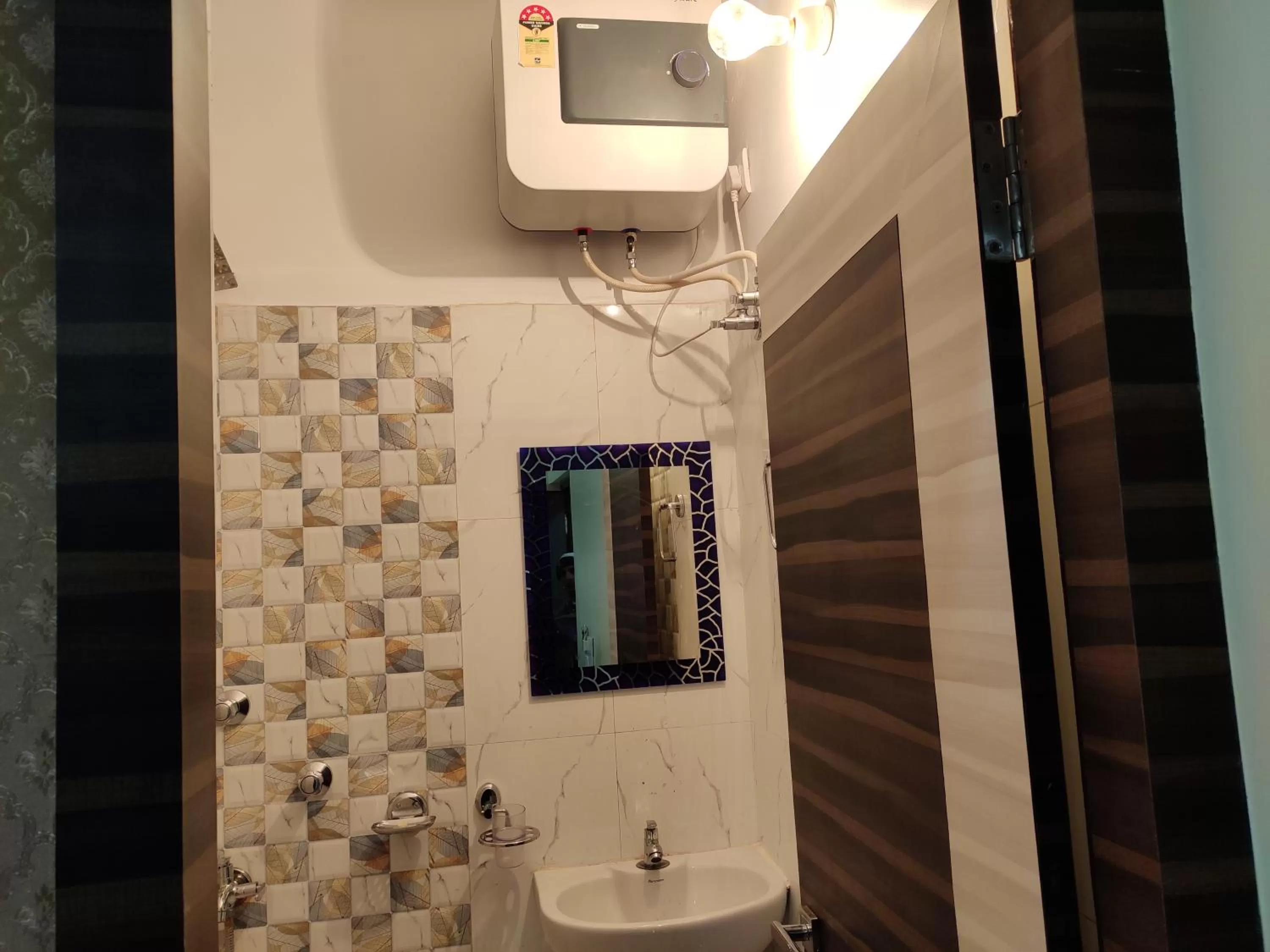 HOTEL CENTRAL SQUARE "A Couple Friendly Hotel"