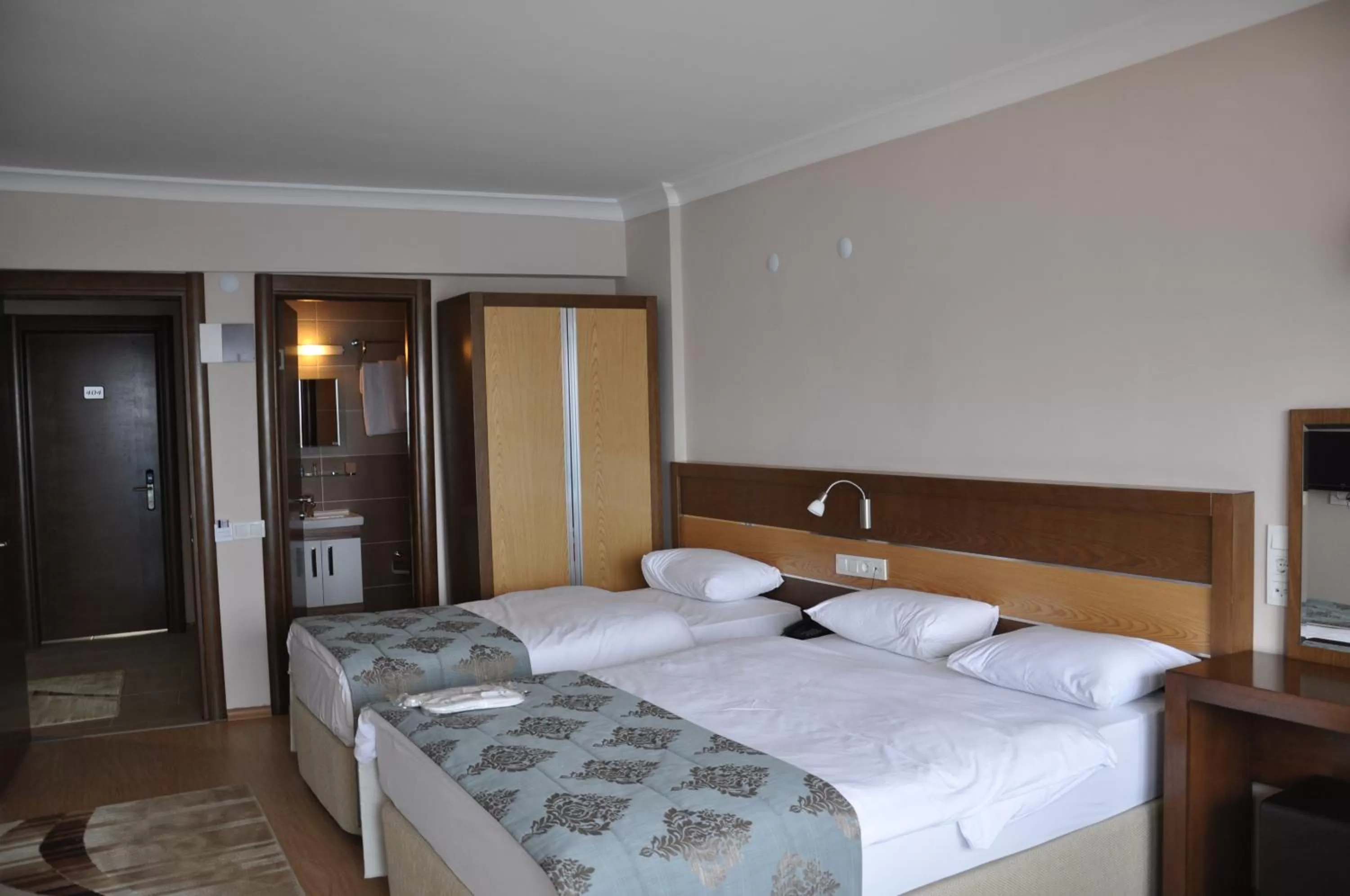 Photo of the whole room, Bed in Perla Hotel