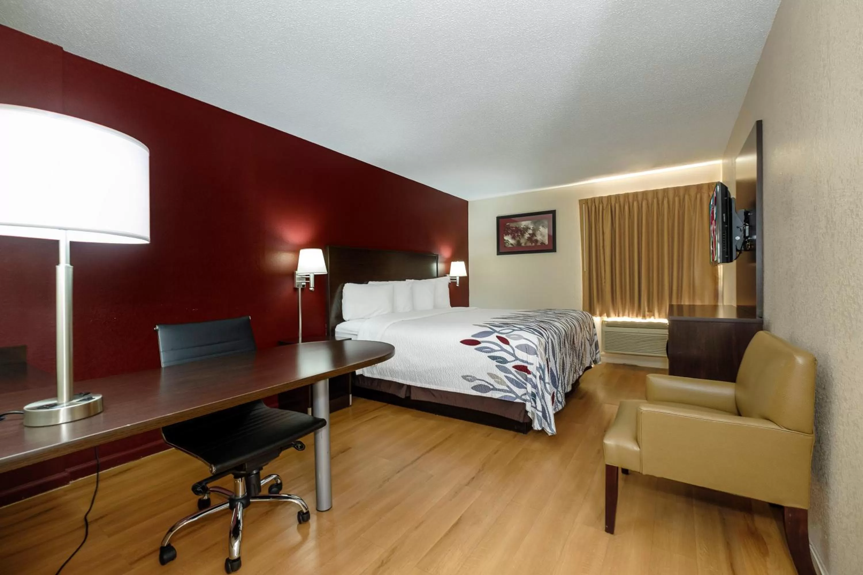 Photo of the whole room, Bed in Red Roof Inn Hillsville