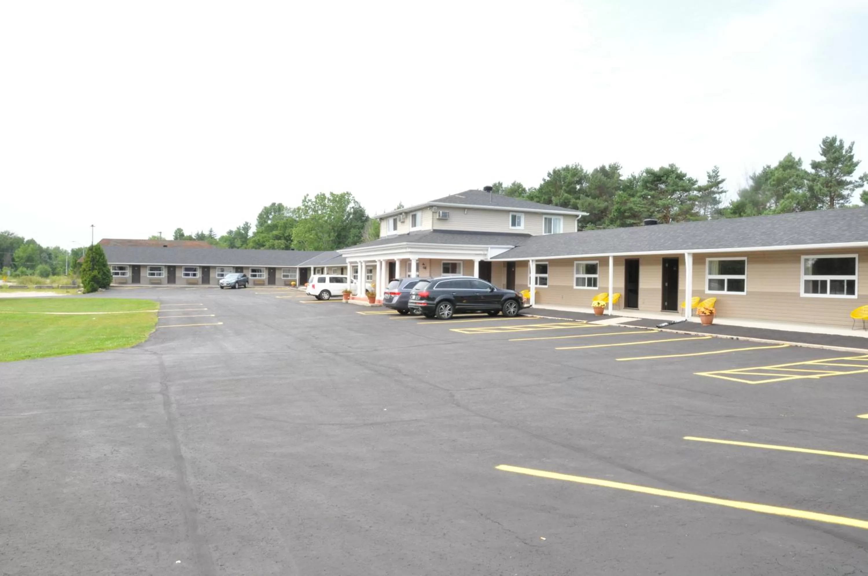 Facade/entrance, Property Building in Colonial House Motor Inn